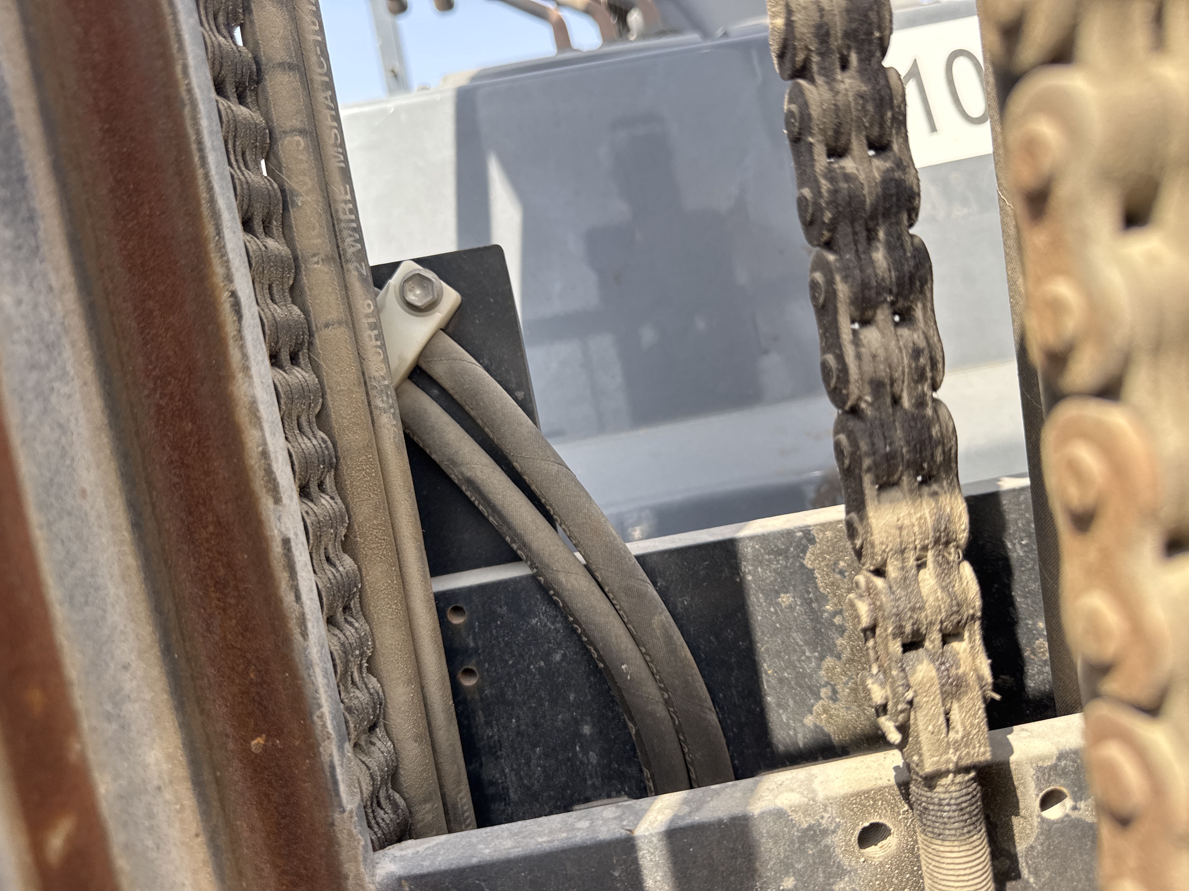 FLM-002-Toyota-8FBCU25-Forklifts-inspection-Hydraulics-Hydraulic-hoses-and-lines-1