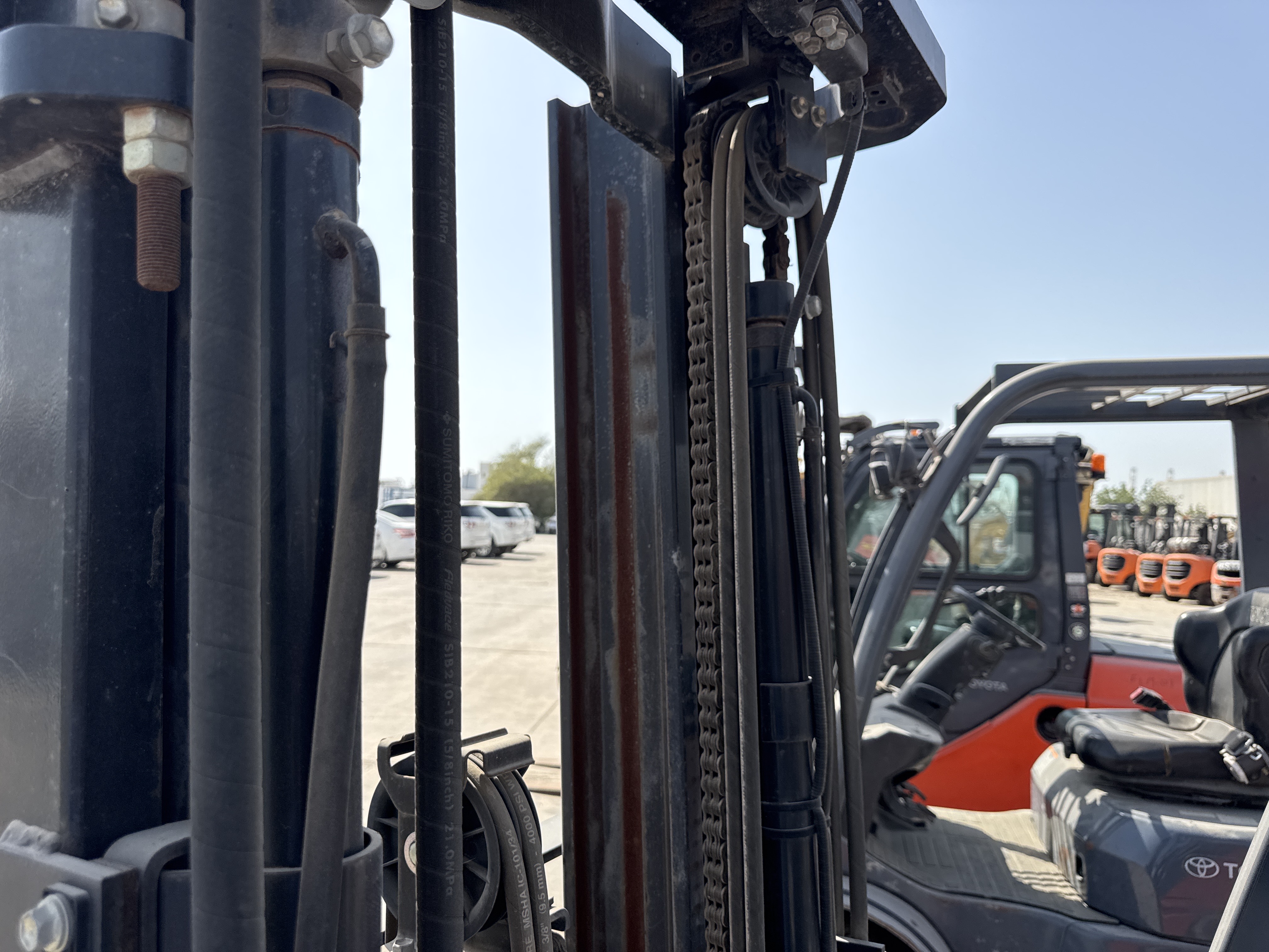 FLM-002-Toyota-8FBCU25-Forklifts-inspection-Hydraulics-Lift-cylinders-1