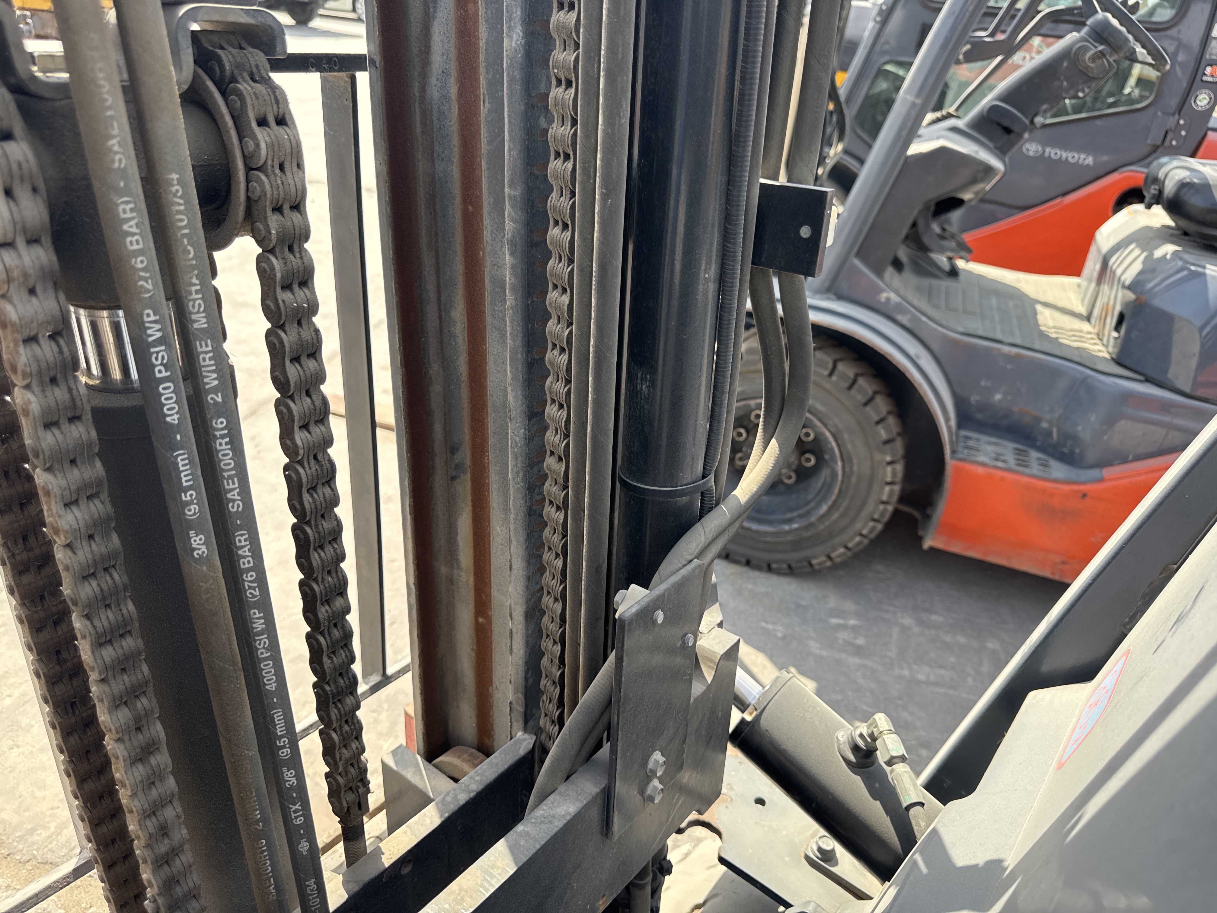 FLM-002-Toyota-8FBCU25-Forklifts-inspection-Hydraulics-Lift-cylinders-1