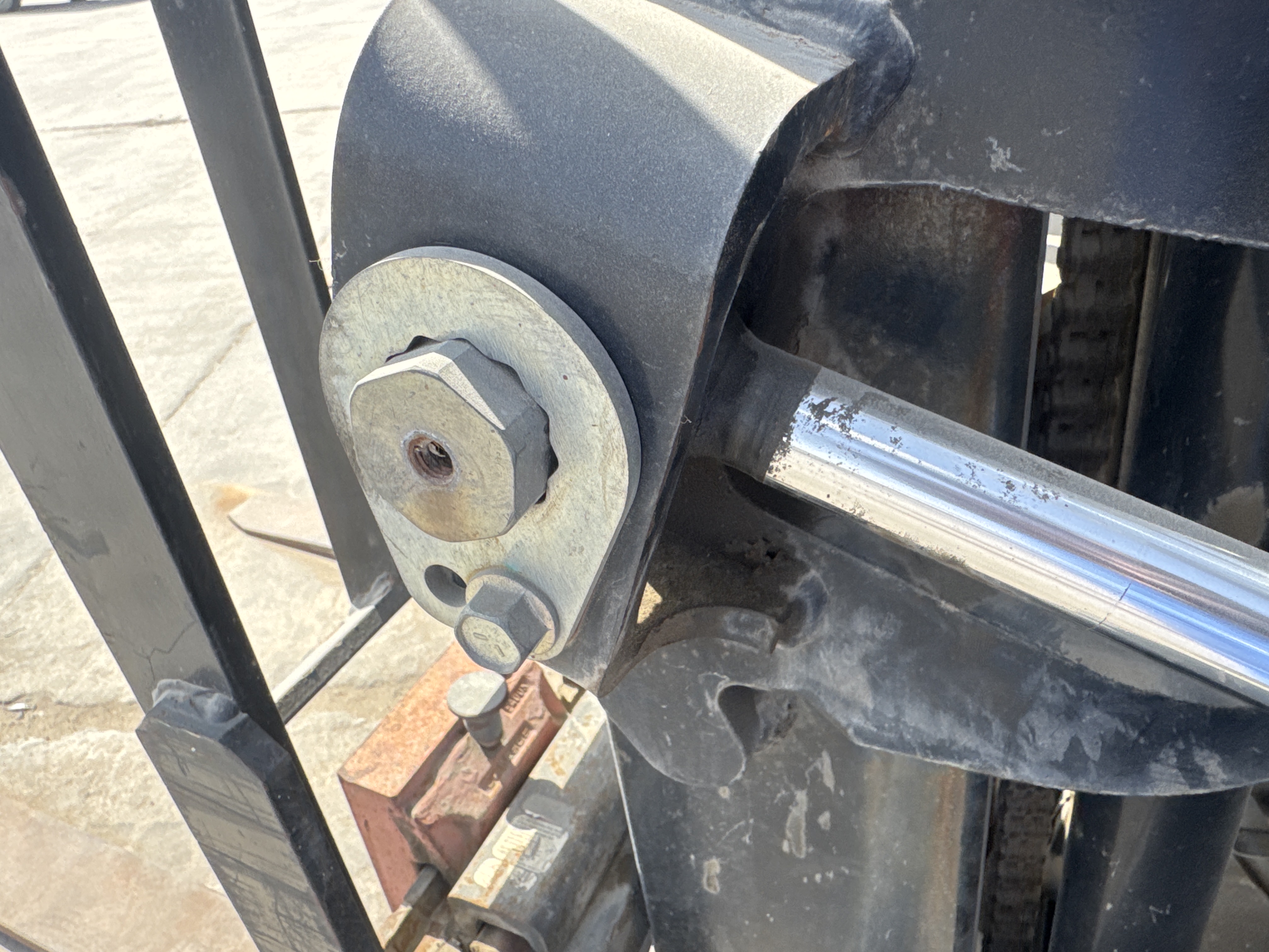 FLM-002-Toyota-8FBCU25-Forklifts-inspection-Hydraulics-Hydraulic-pins-/-locks-1
