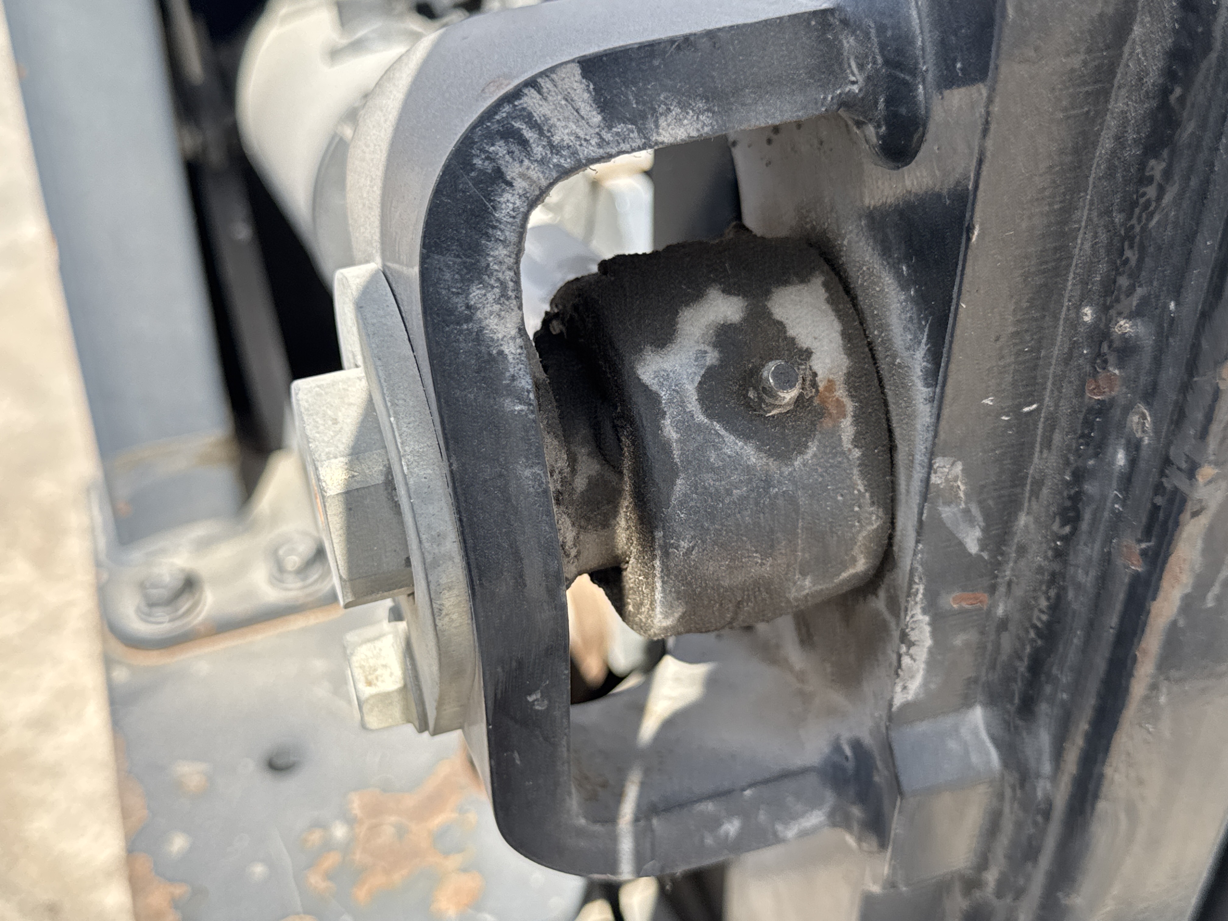 FLM-002-Toyota-8FBCU25-Forklifts-inspection-Hydraulics-Hydraulic-pins-/-locks-1