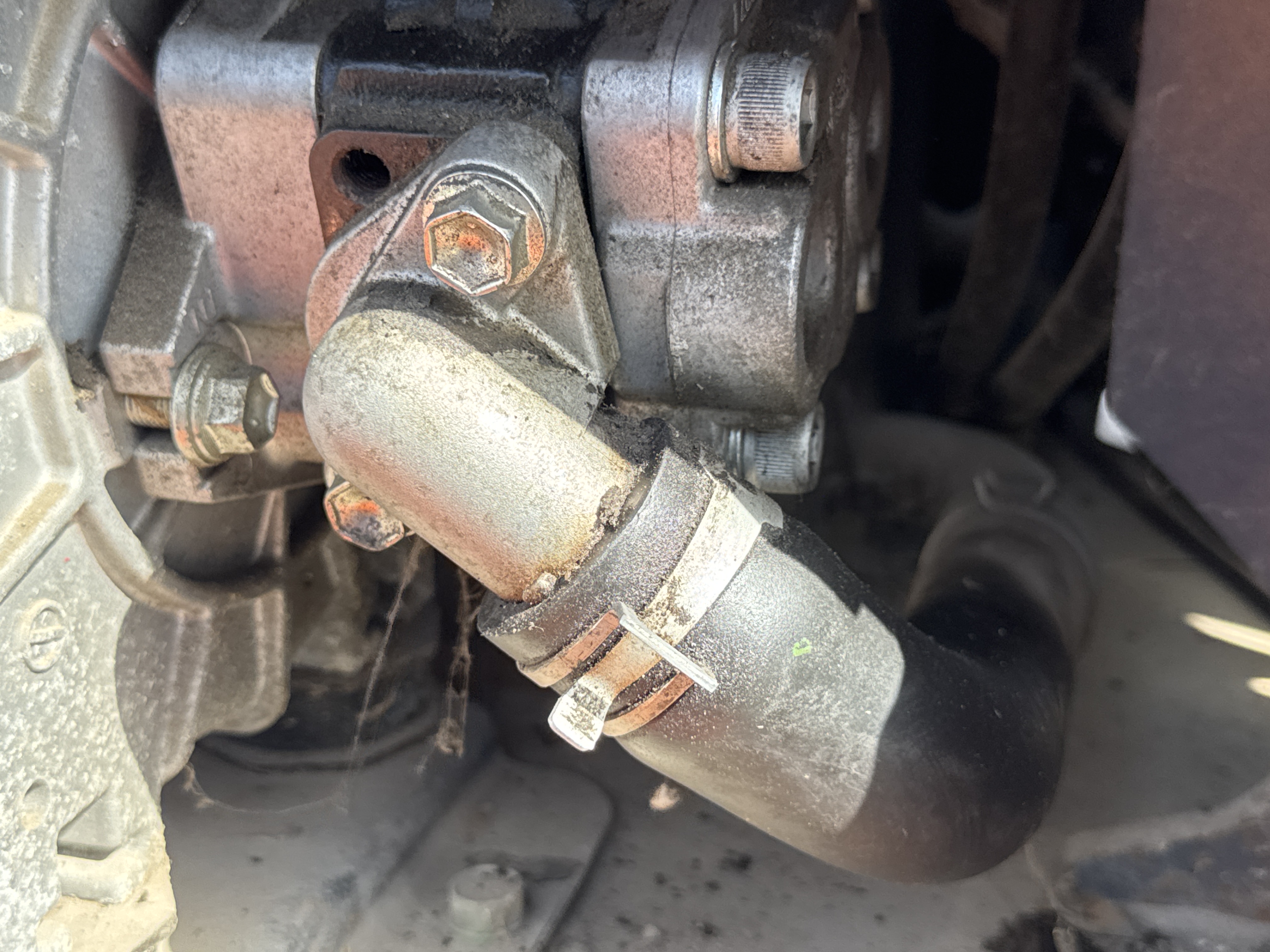FLM-002-Toyota-8FBCU25-Forklifts-inspection-Hydraulics-Hydraulic-pump-1