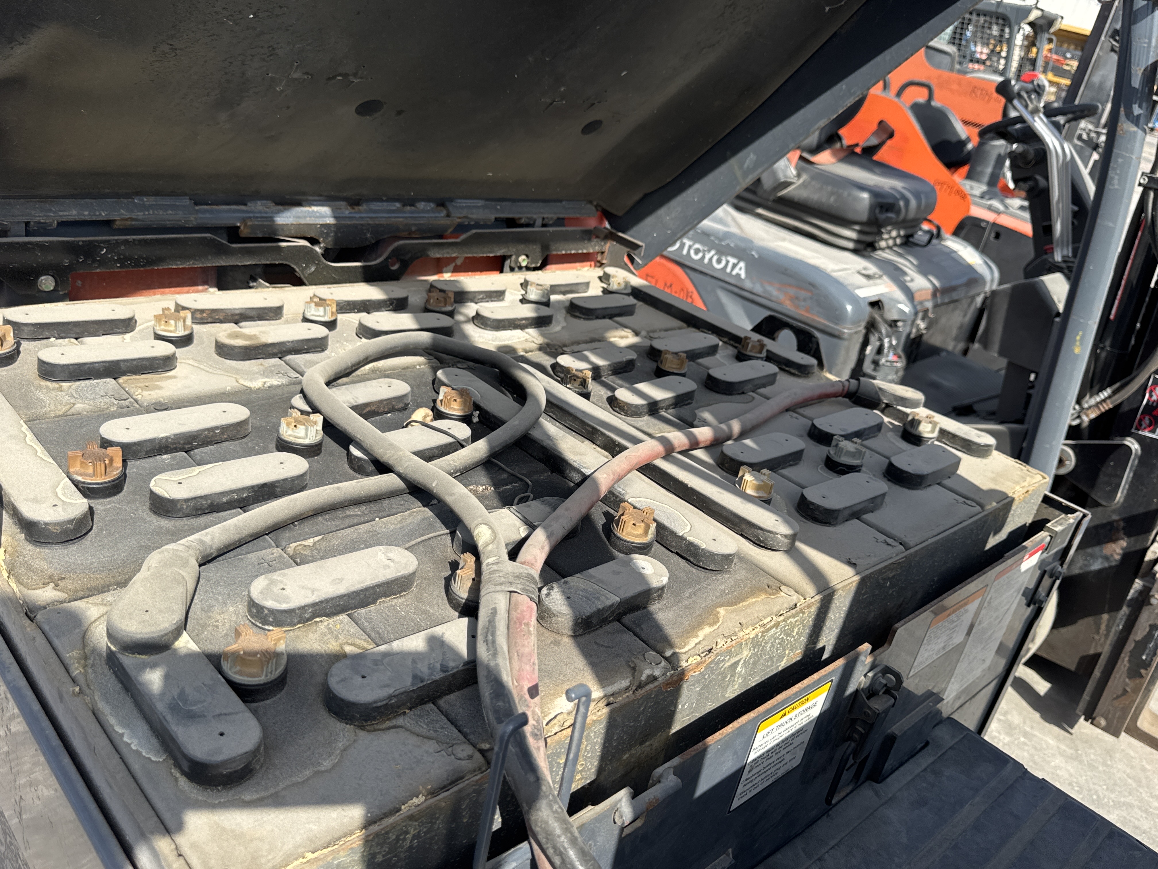 FLM-002-Toyota-8FBCU25-Forklifts-inspection-Electronics-Battery-1