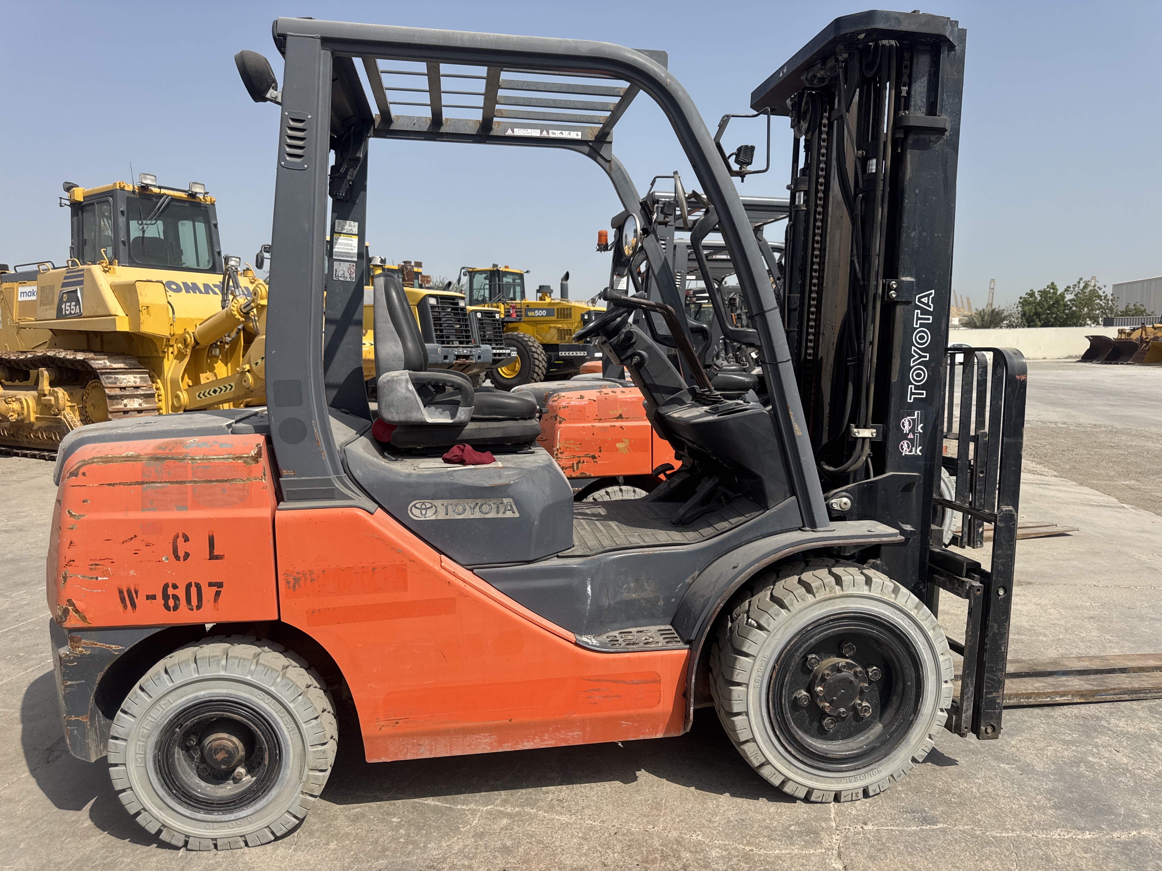 FLM-008-تويوتا-8FDU30-رافعات-شوكية-فحص-الهيكل-الصبغ-1