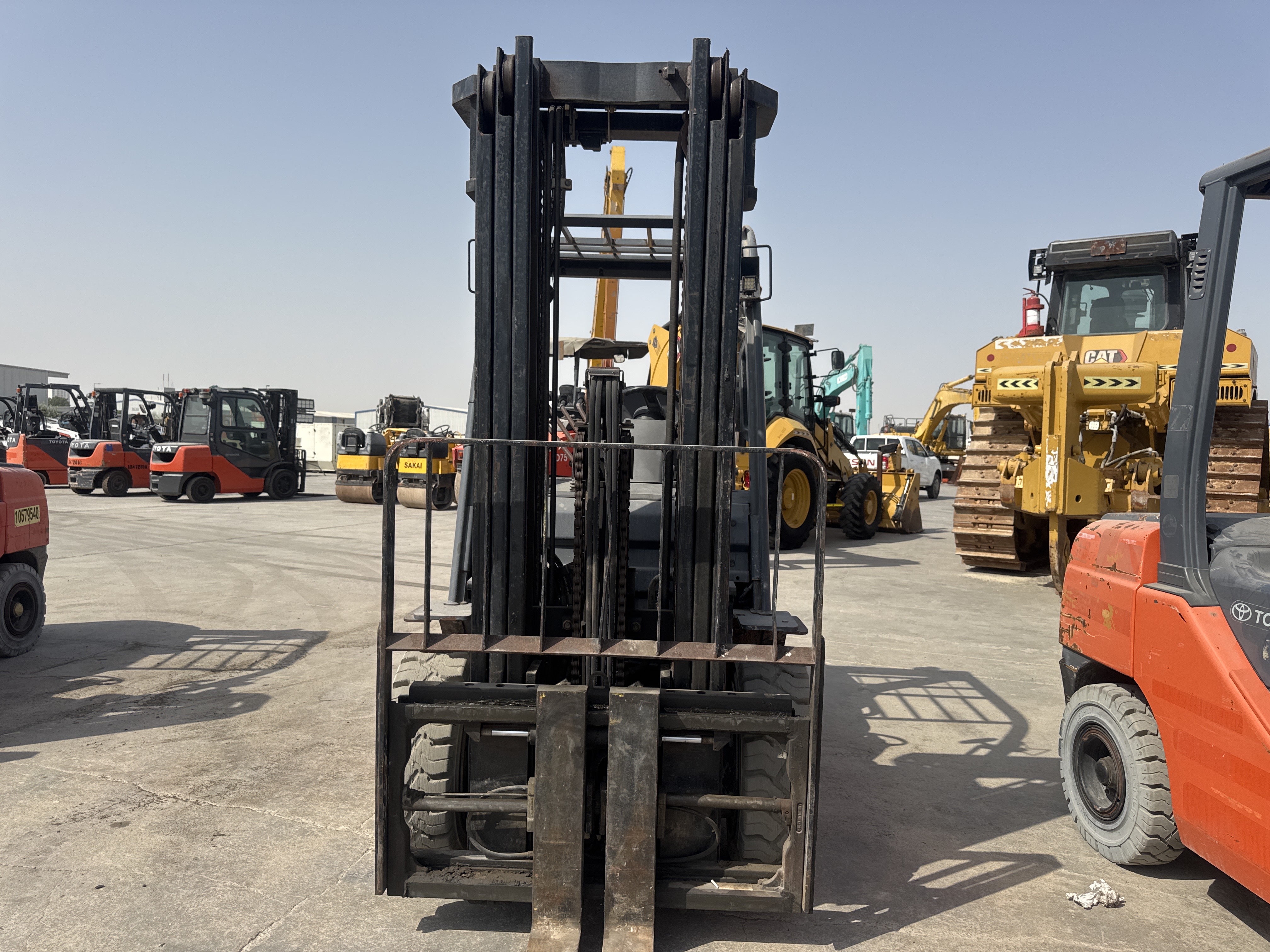 FLM-008-تويوتا-8FDU30-رافعات-شوكية-فحص-الهيكل-الصبغ-1