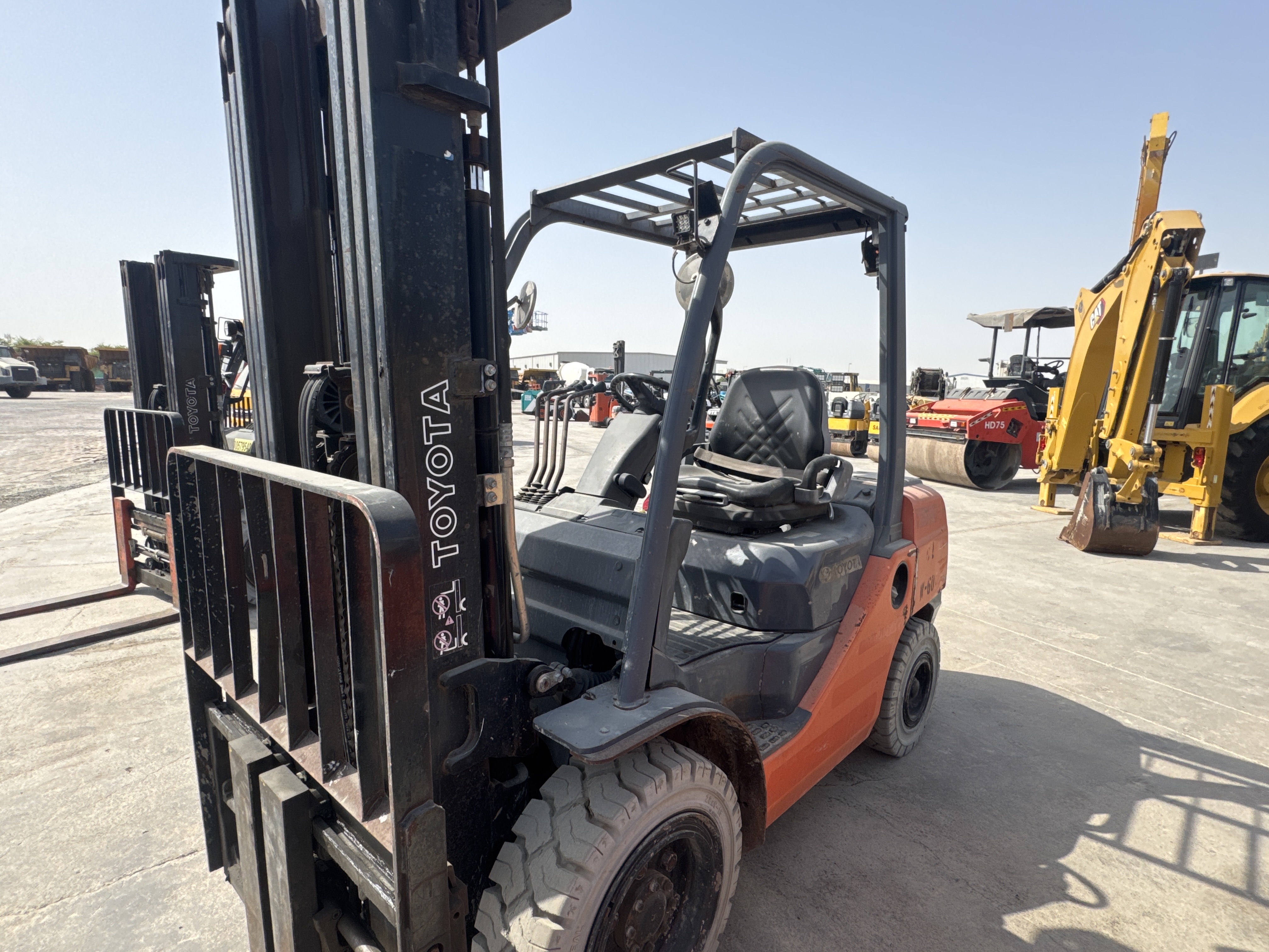 FLM-008-تويوتا-8FDU30-رافعات-شوكية-فحص-الهيكل-الصبغ-1