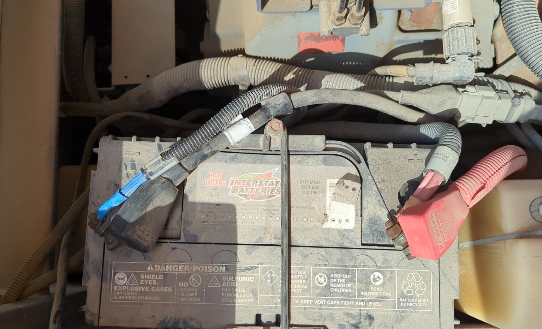ACA-008-Atlas-Copco-XAS-185-T4F-Air-compressors-inspection-Electronics-Battery-1