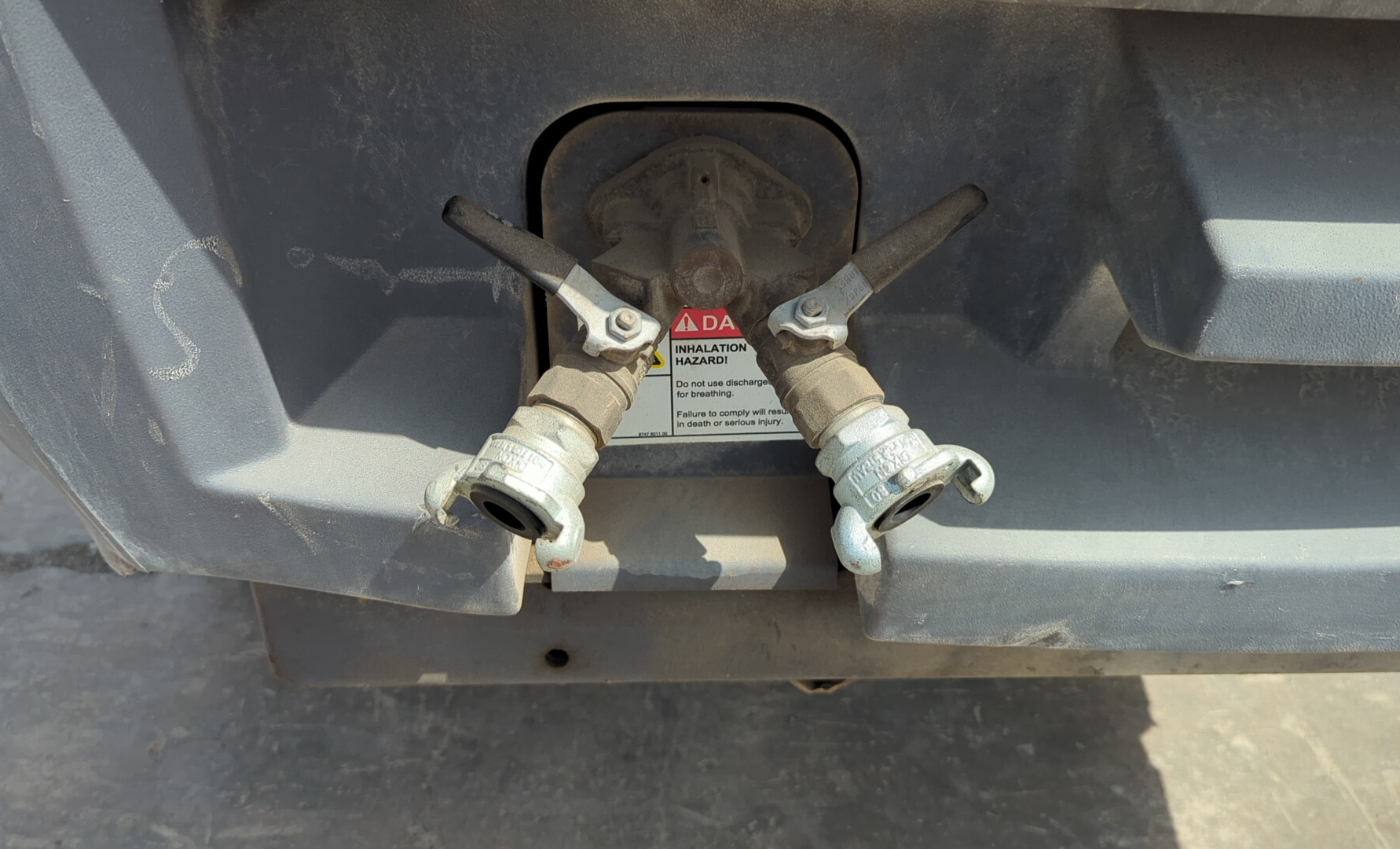 ACA-008-Atlas-Copco-XAS-185-T4F-Air-compressors-inspection-Structure-Air-discharge-outlet-1
