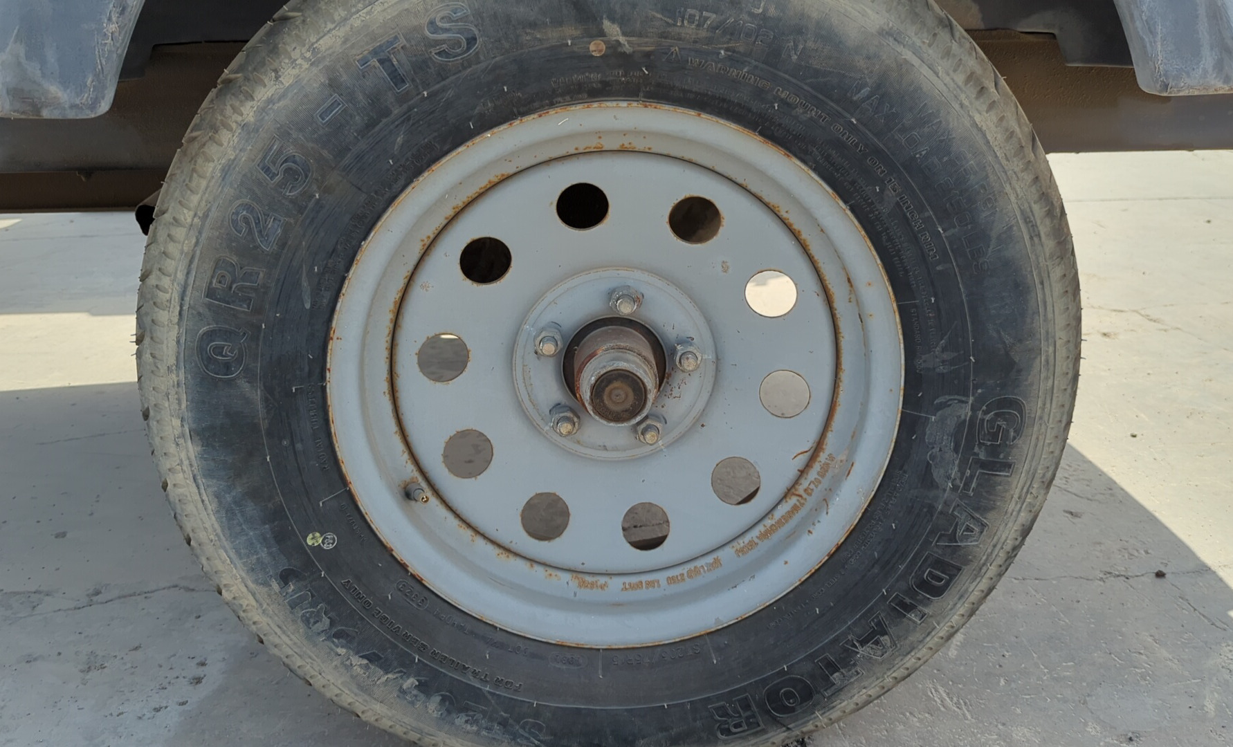 ACA-008-Atlas-Copco-XAS-185-T4F-Air-compressors-inspection-Structure-Left-tire-/-wheel-hub-condition-1