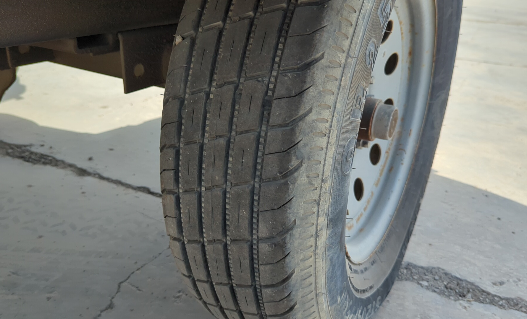 ACA-008-Atlas-Copco-XAS-185-T4F-Air-compressors-inspection-Structure-Left-tire-/-wheel-hub-condition-1