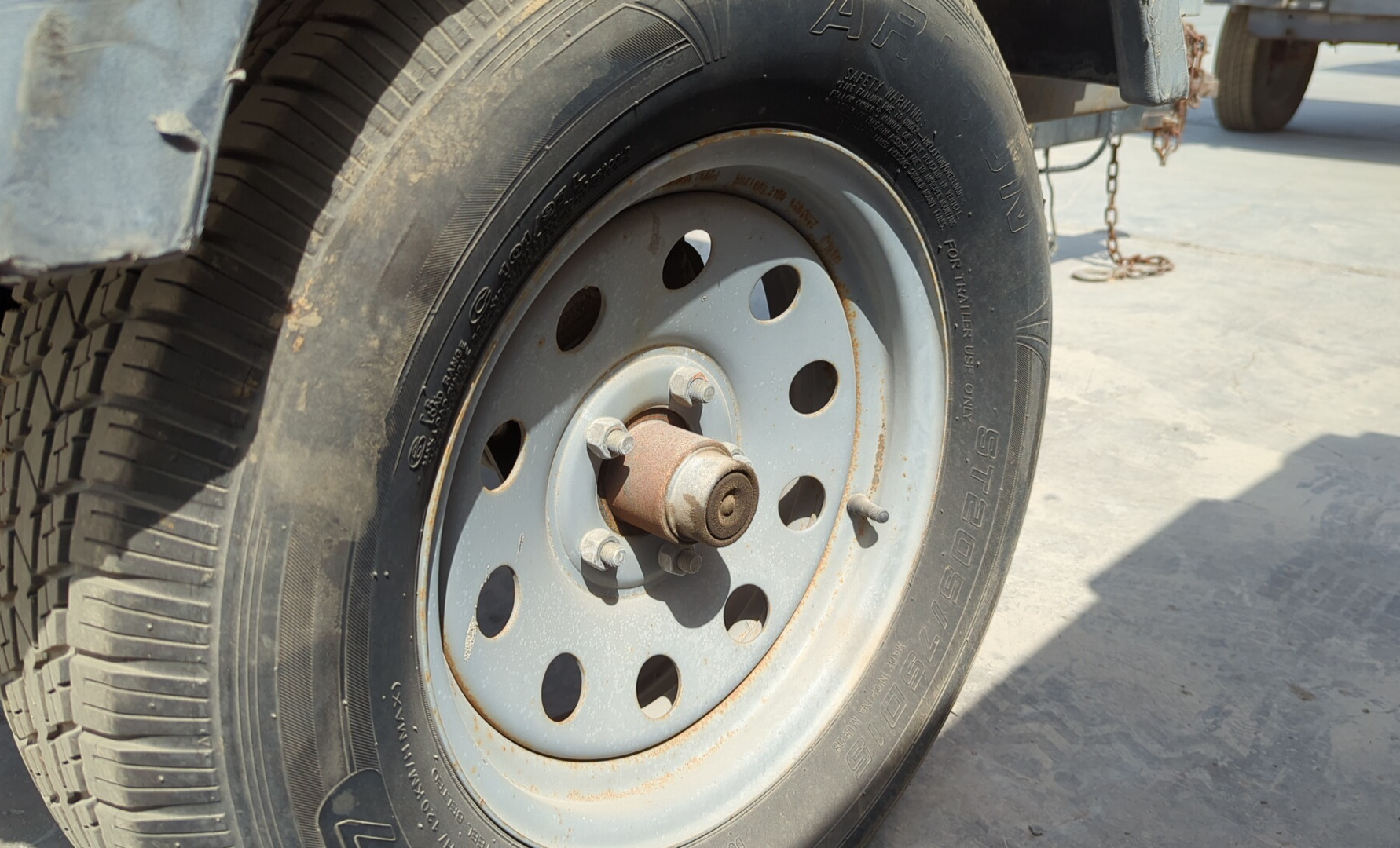 ACA-008-Atlas-Copco-XAS-185-T4F-Air-compressors-inspection-Structure-Right-tire-/-wheel-hub-condition-1