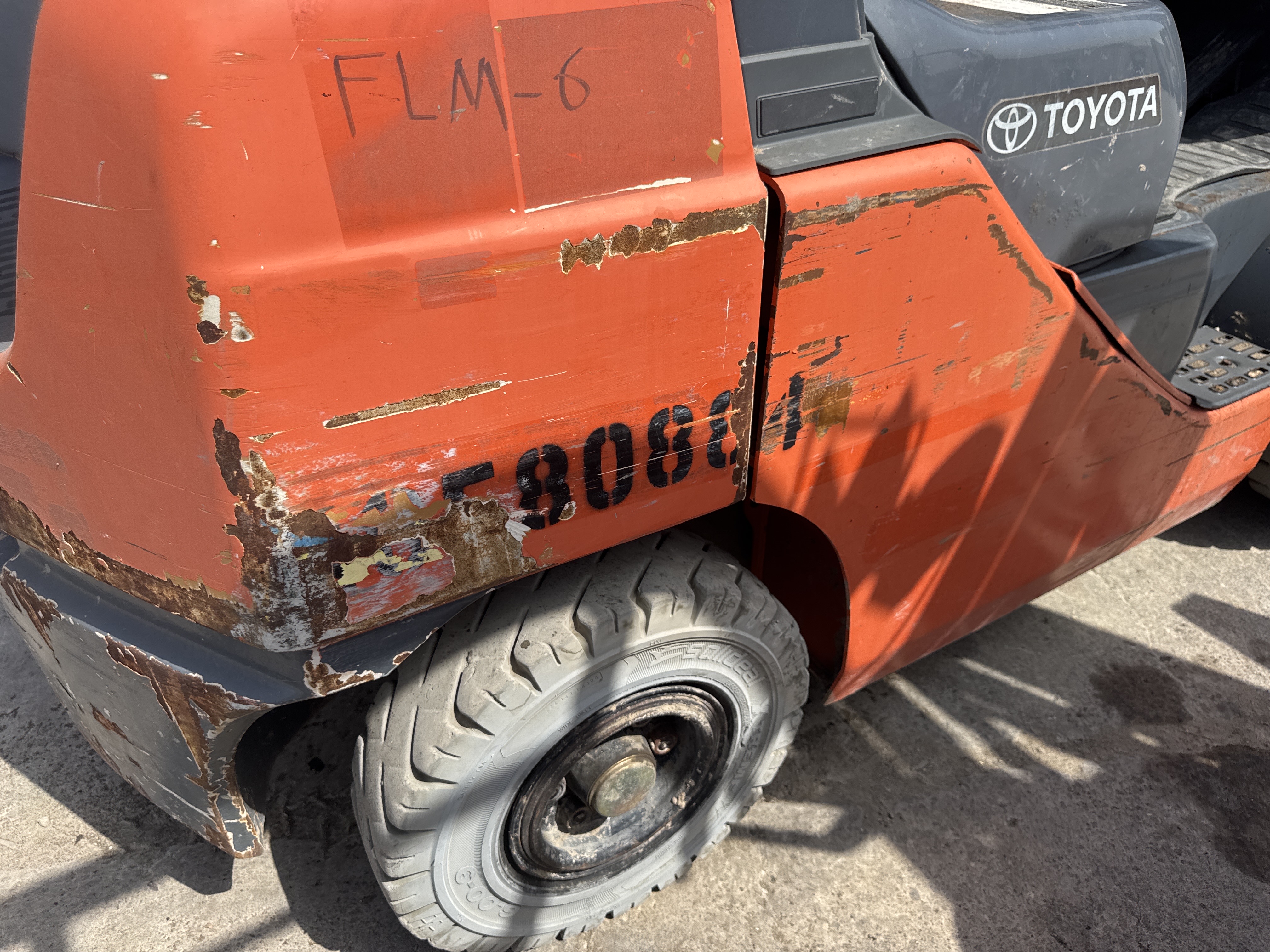 FLM-006-تويوتا-8FDU25-رافعات-شوكية-فحص-الهيكل-الصبغ-1