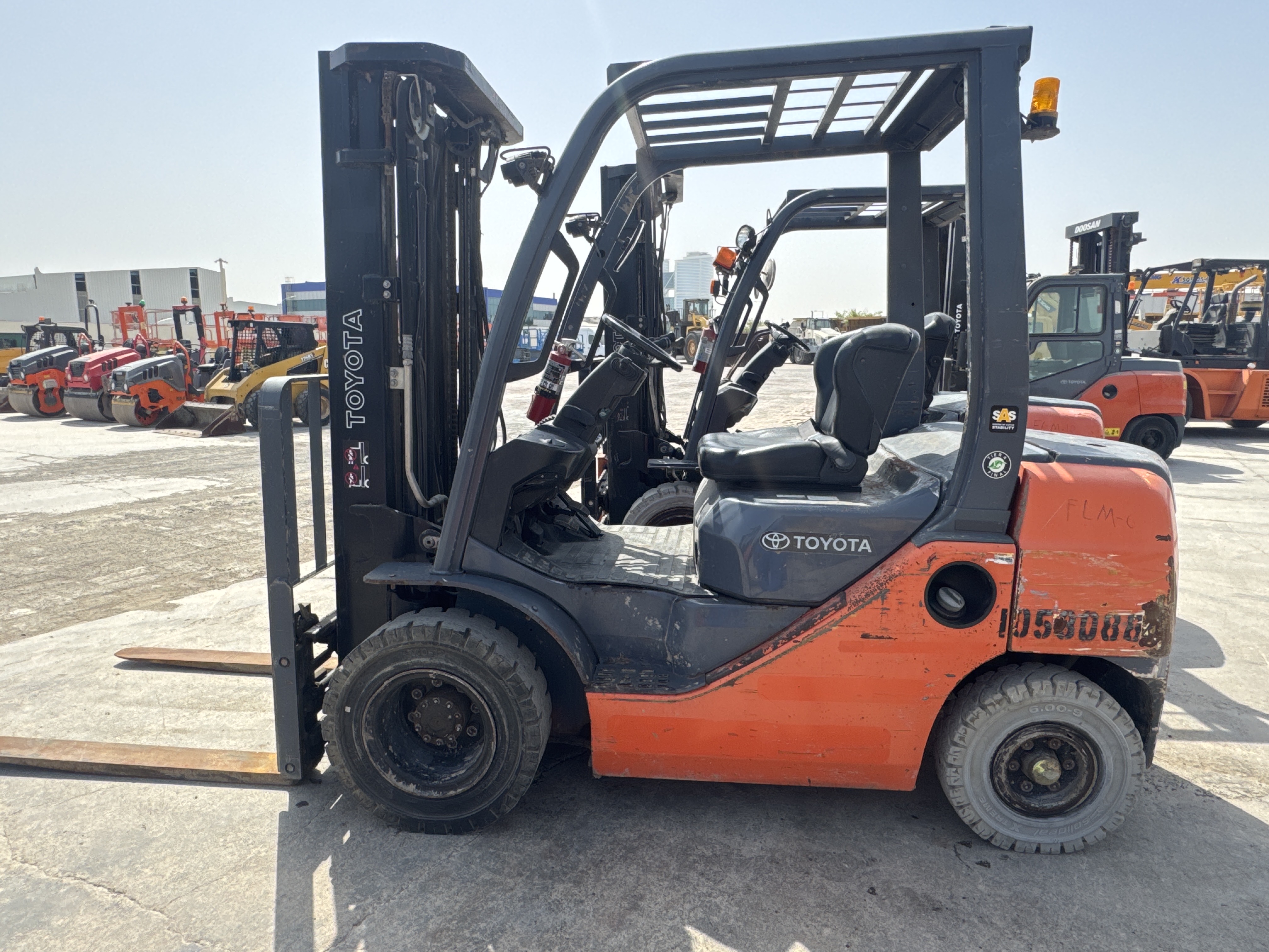 FLM-006-تويوتا-8FDU25-رافعات-شوكية-فحص-الهيكل-الصبغ-1