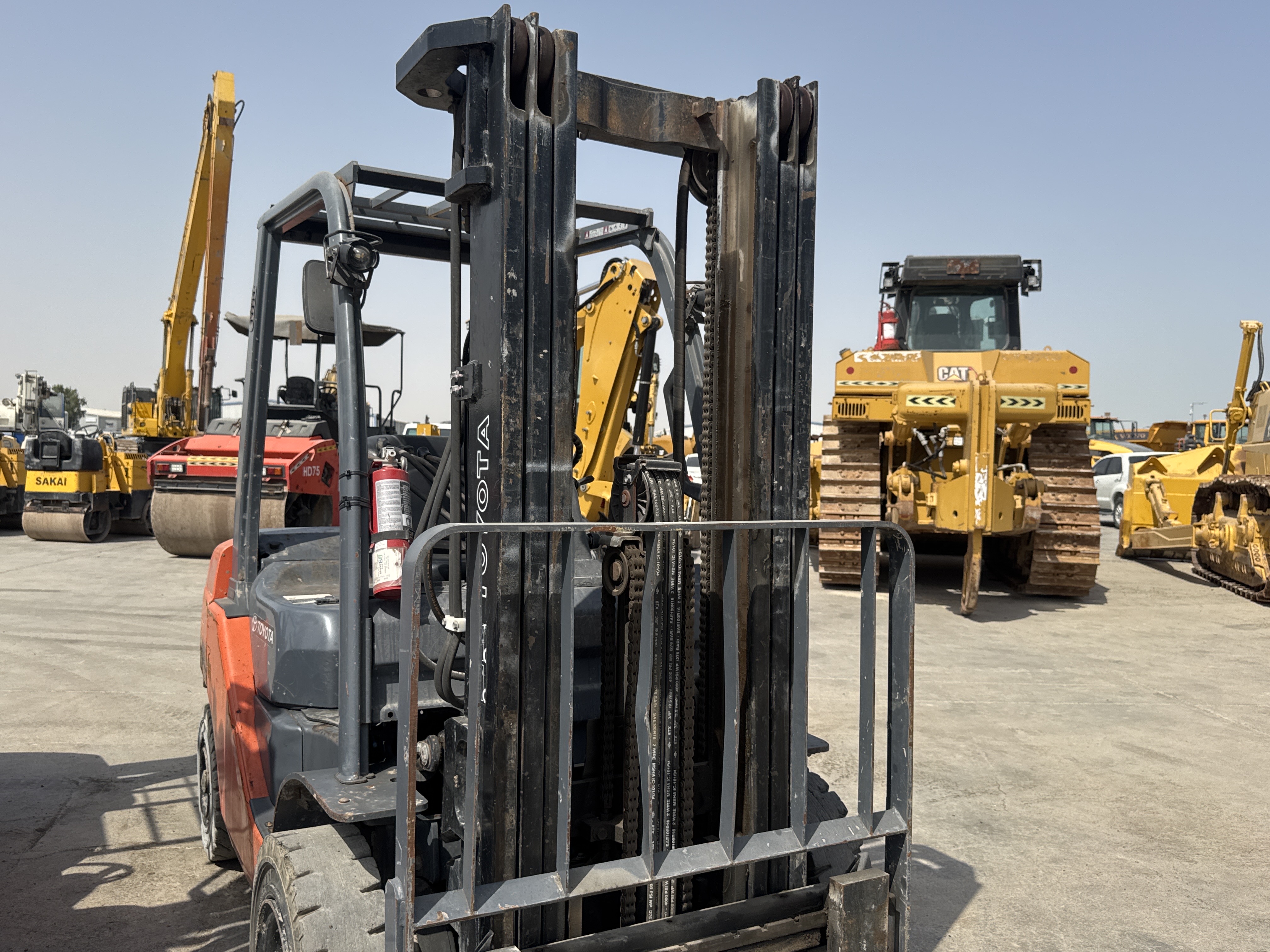 FLM-006-تويوتا-8FDU25-رافعات-شوكية-فحص-الهيكل-الصبغ-1