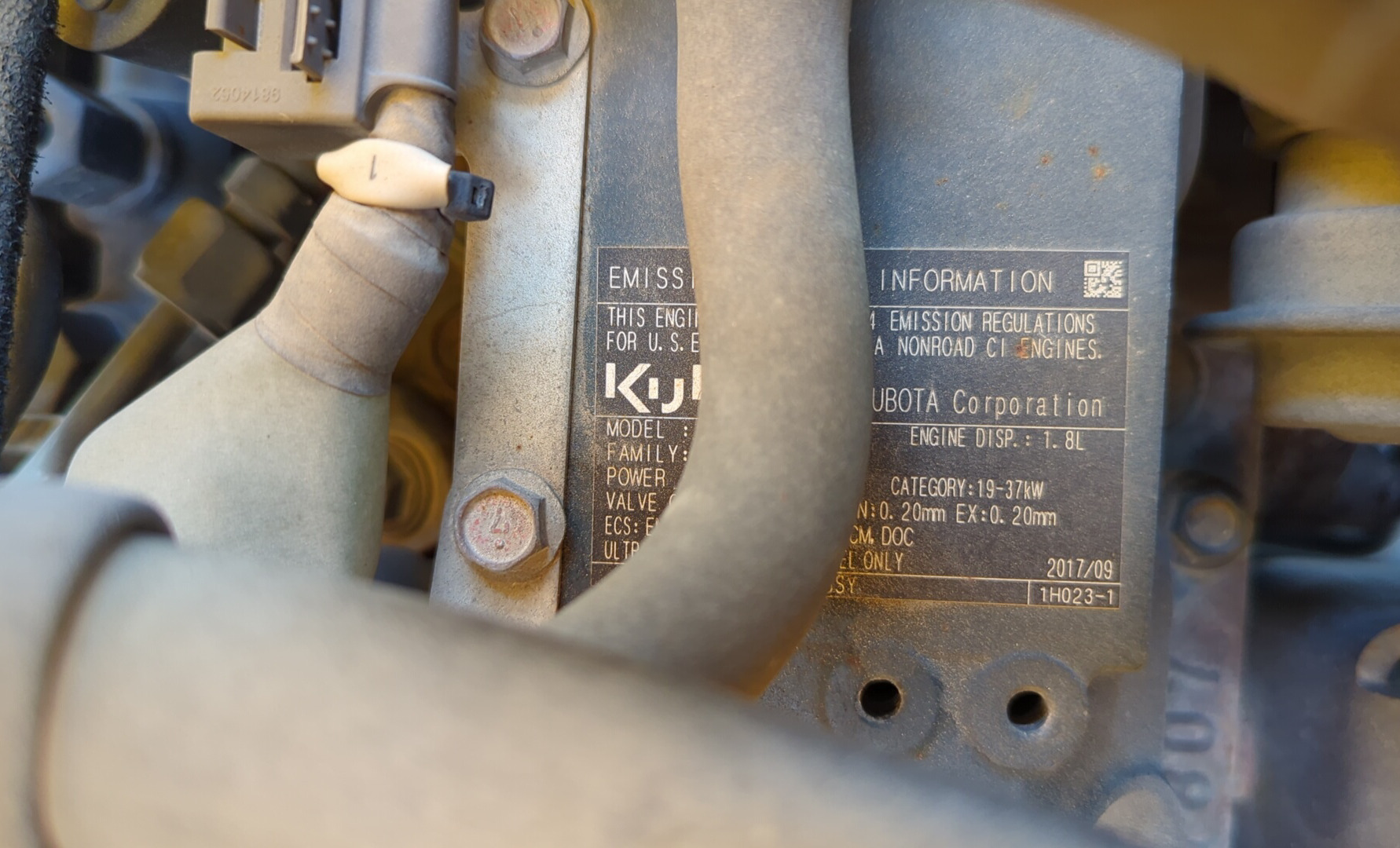 ACA-009-أطلس-كوبكو-XAS-185-T4F-كومبريسرات-هواء-فحص-نظرة-عامة-ملصق-الإنبعاثات-1