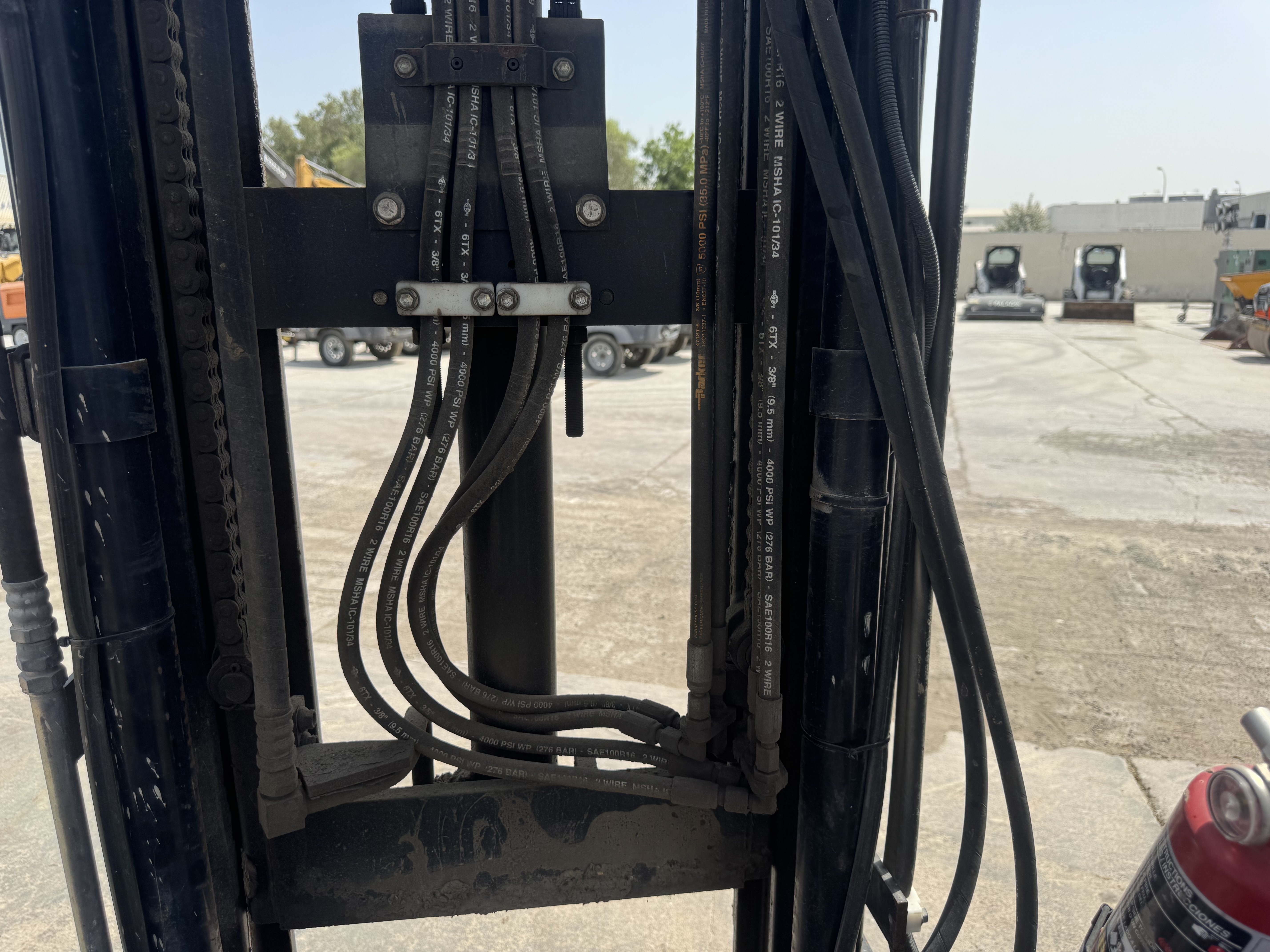 FLM-006-تويوتا-8FDU25-رافعات-شوكية-فحص-الهيدروليك-خراطيم-ووصلات-الهيدروليك-1