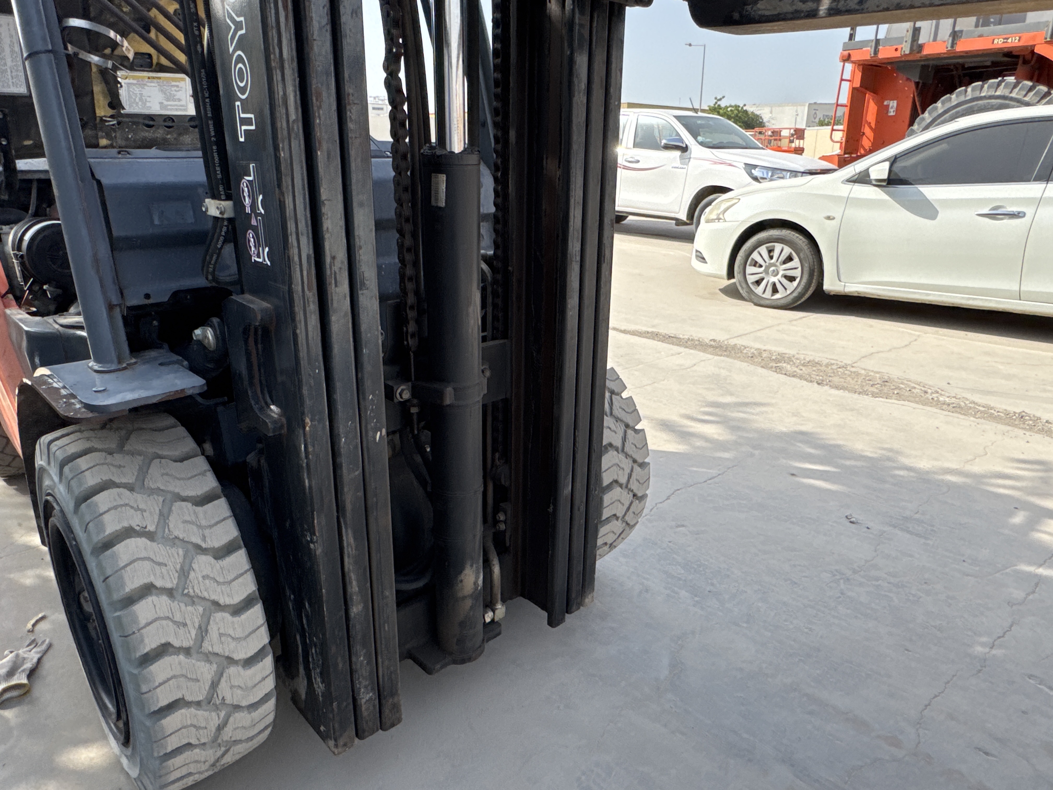 FLM-008-تويوتا-8FDU30-رافعات-شوكية-فحص-الهيكل-الصاري-1