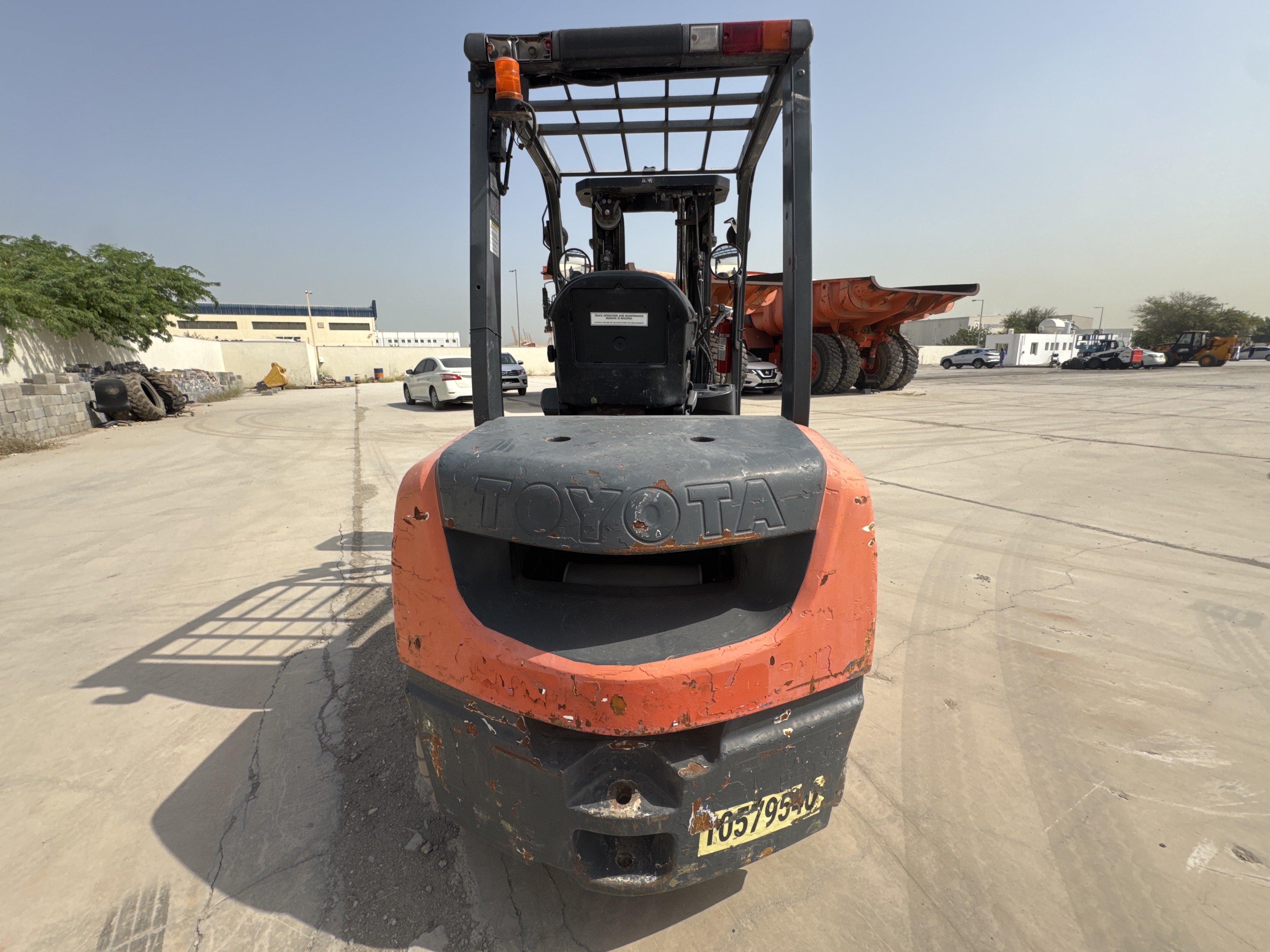 FLM-010-تويوتا-8FDU30-رافعات-شوكية-فحص-الهيكل-الصبغ-1