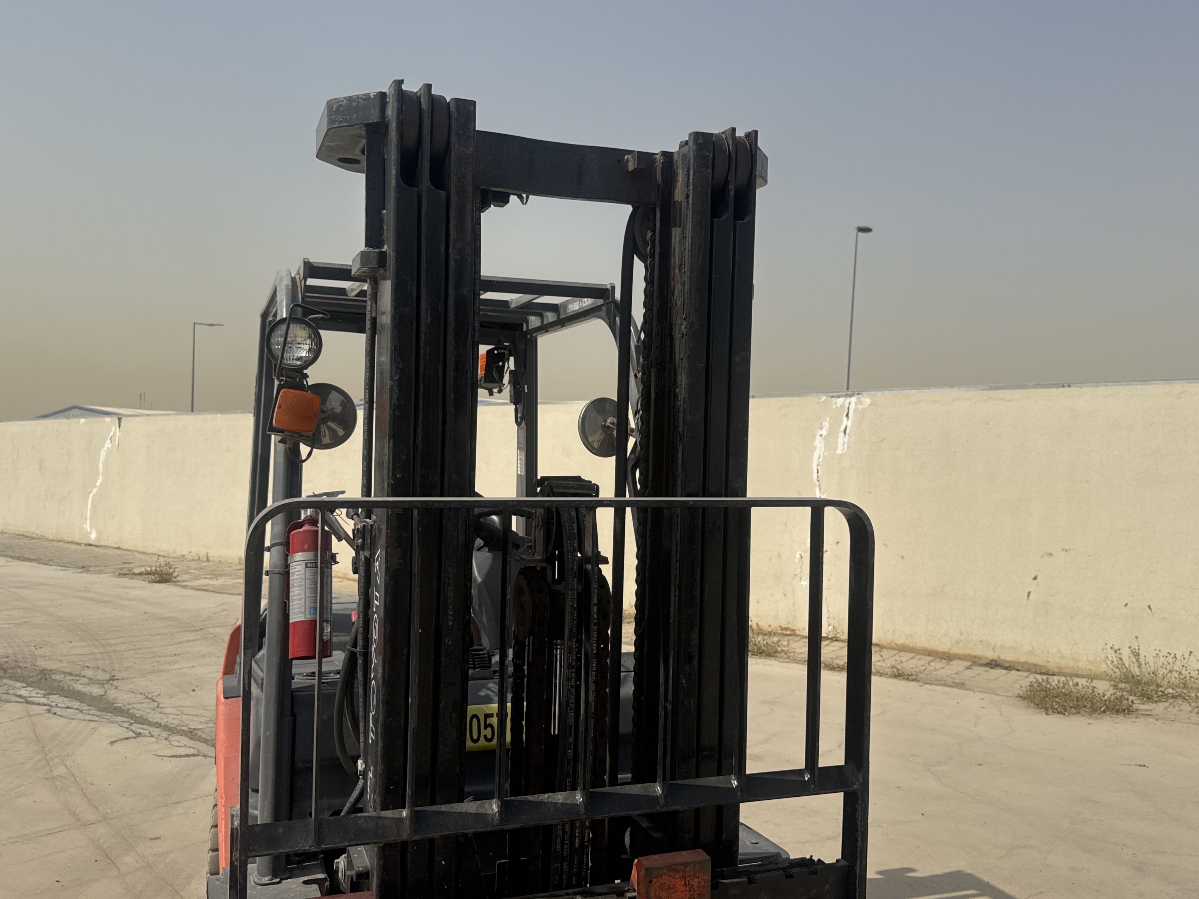 FLM-010-تويوتا-8FDU30-رافعات-شوكية-فحص-الهيكل-الصبغ-1