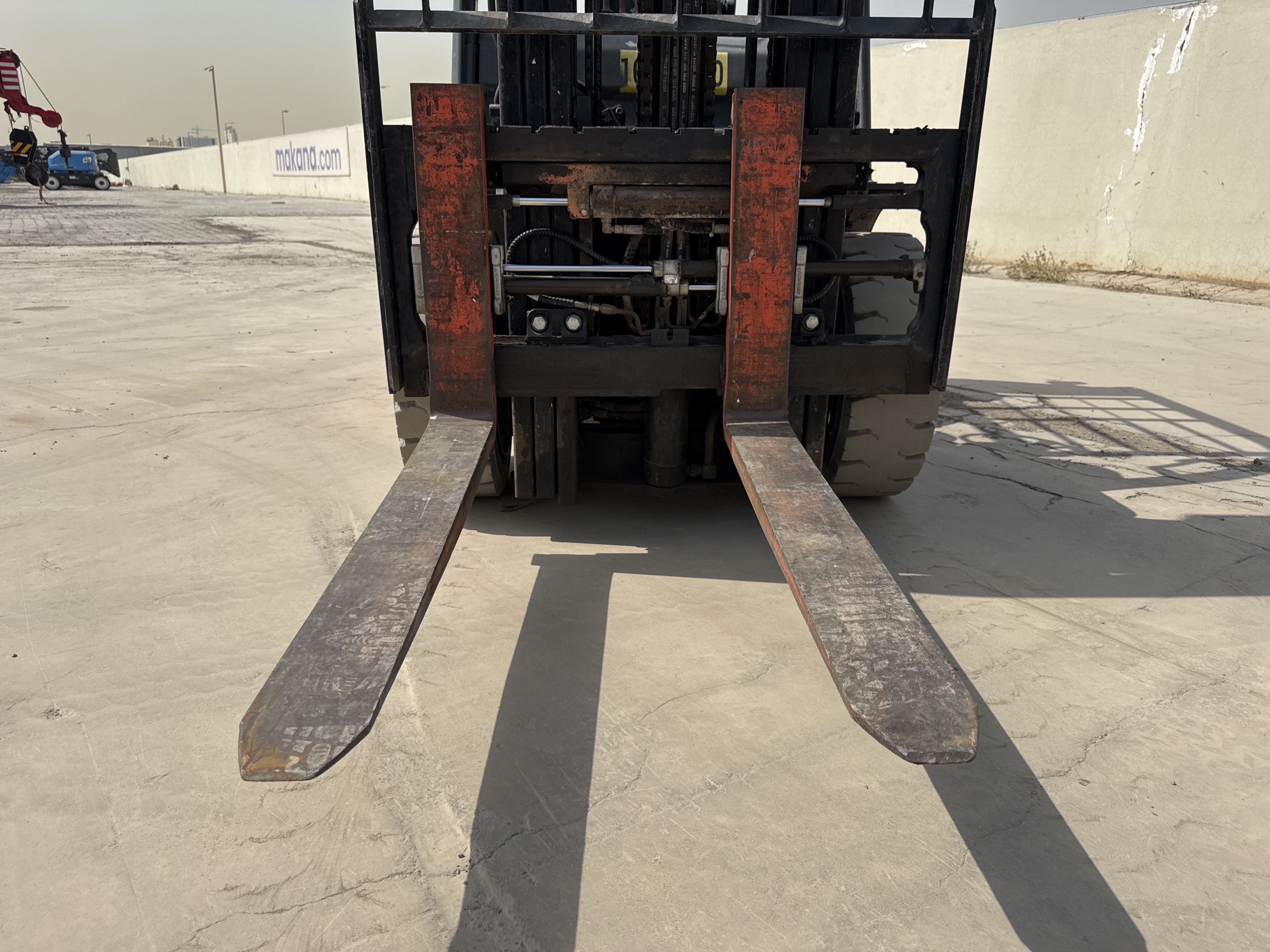FLM-010-تويوتا-8FDU30-رافعات-شوكية-فحص-الهيكل-الشوكات-1