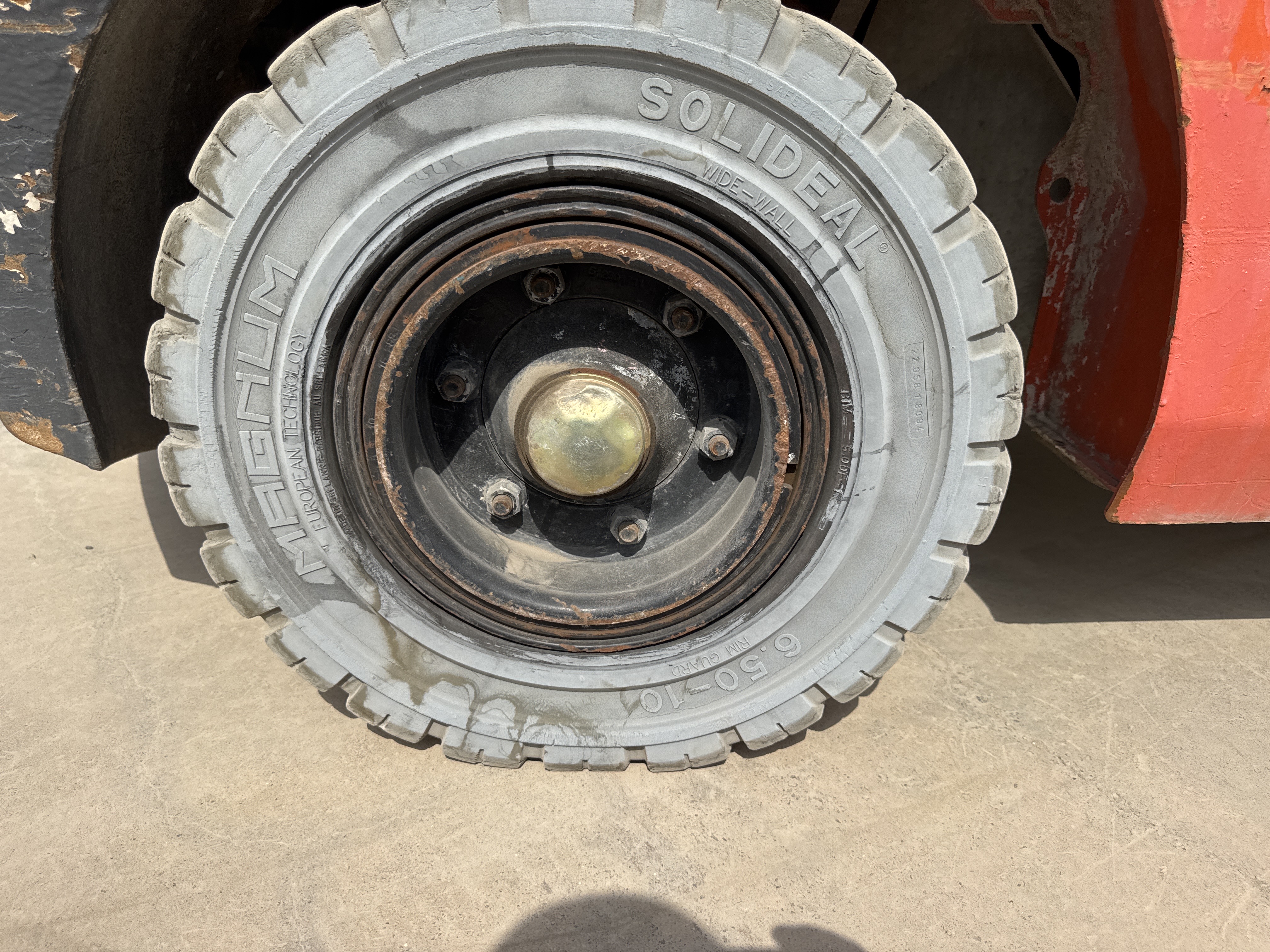 FLM-010-تويوتا-8FDU30-رافعات-شوكية-فحص-الهيكل-الإطار-الخلفي-الأيمن-/-محور-العجلة---الحالة-1