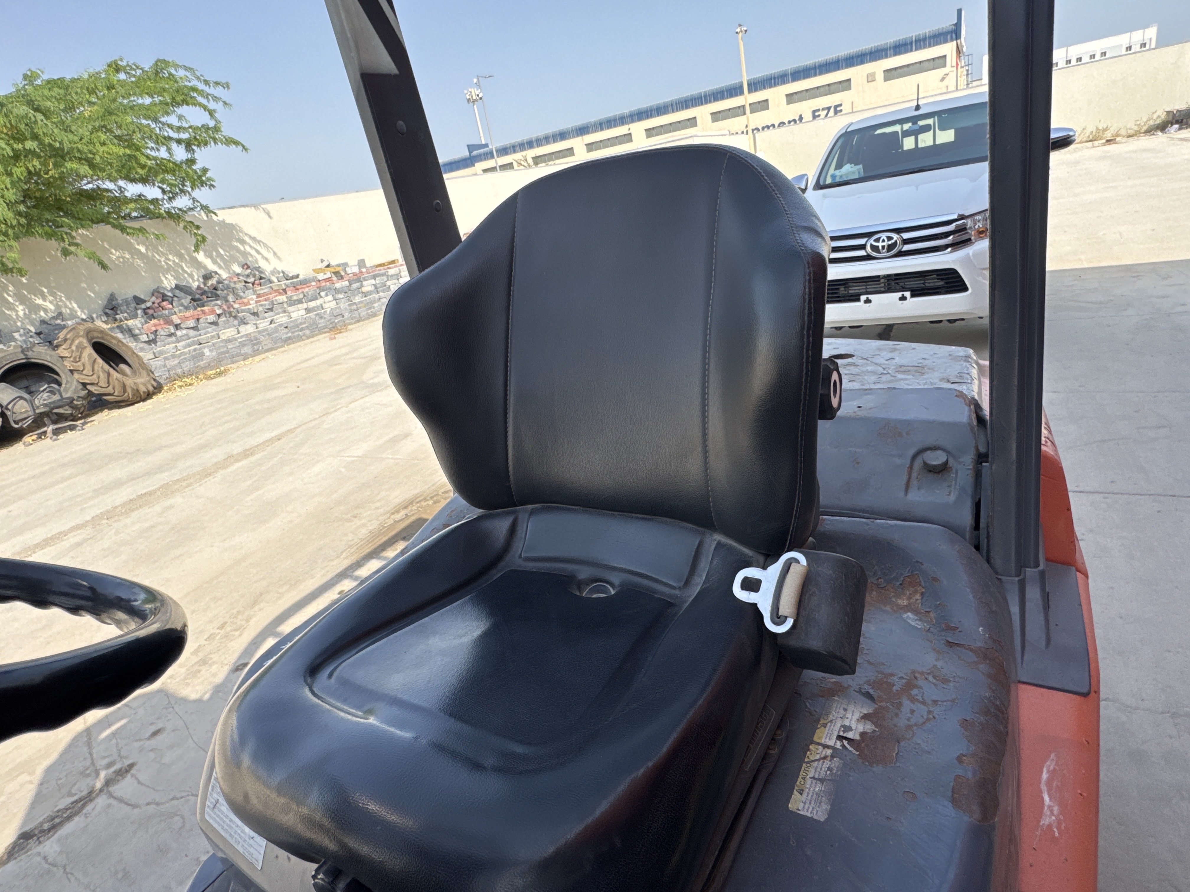 FLM-011-Toyota-8FDU30-Forklifts-inspection-Cabin-Seats/armrests-1