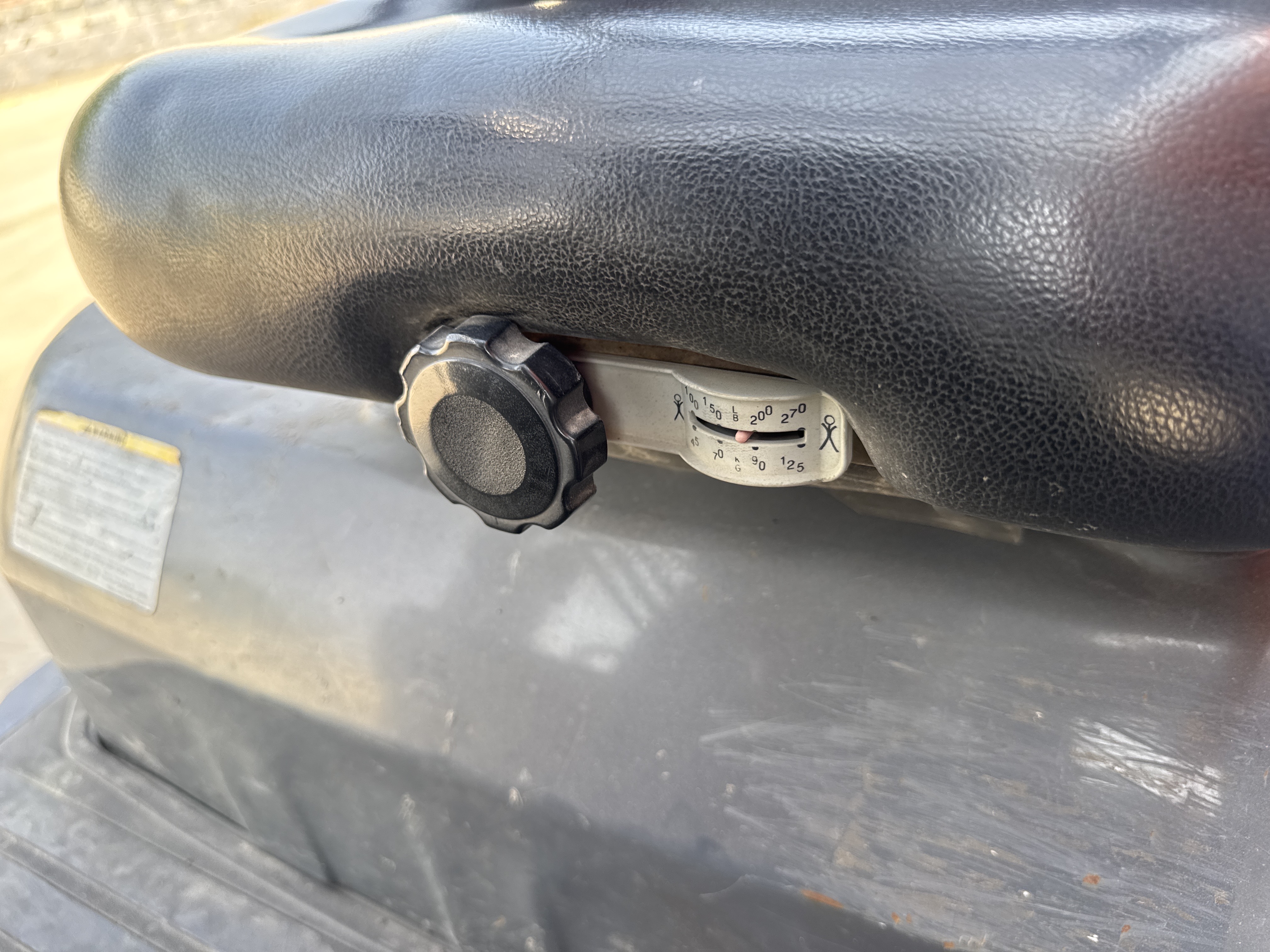 FLM-011-Toyota-8FDU30-Forklifts-inspection-Cabin-Seats/armrests-1