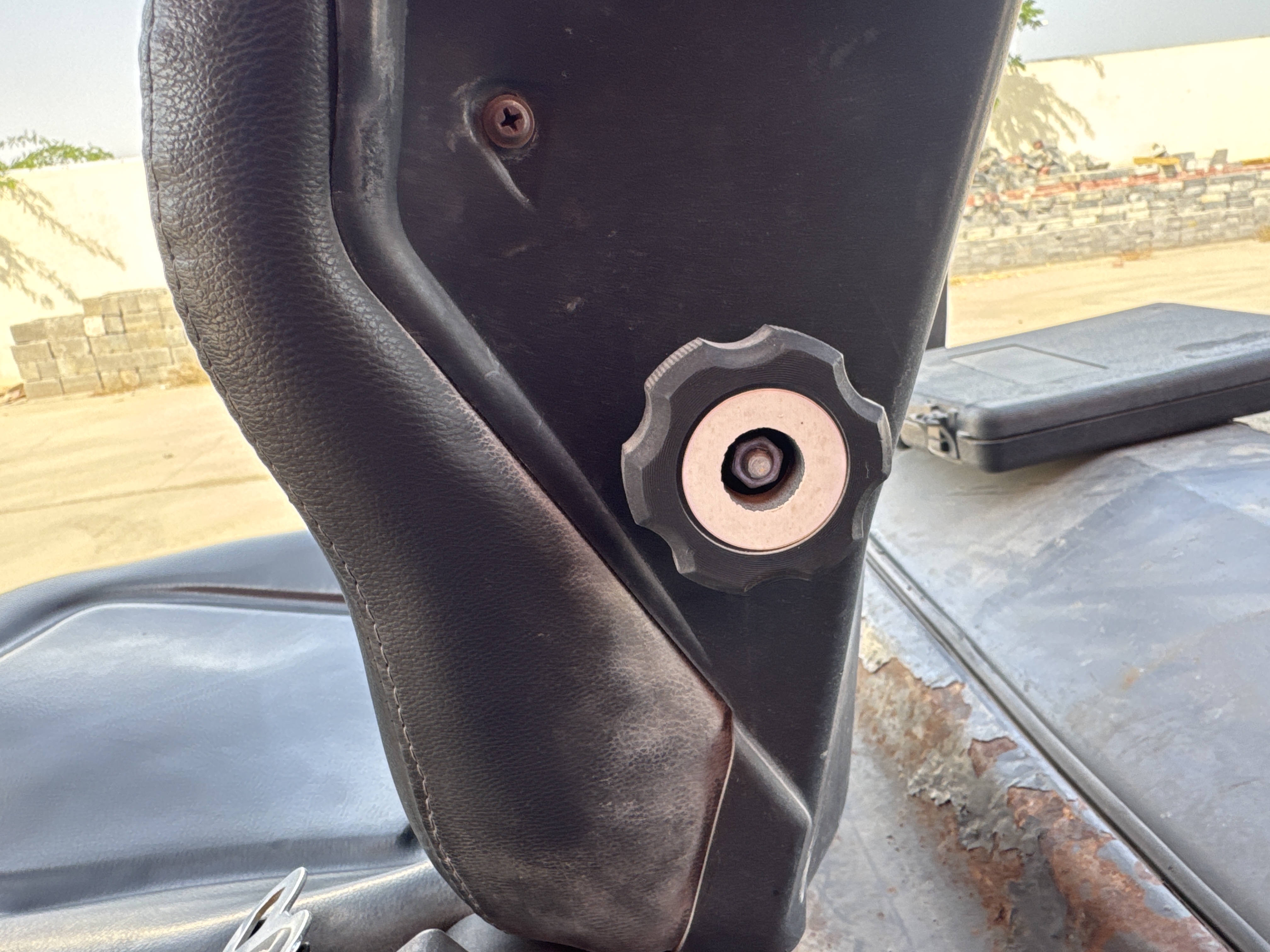 FLM-011-Toyota-8FDU30-Forklifts-inspection-Cabin-Seats/armrests-1