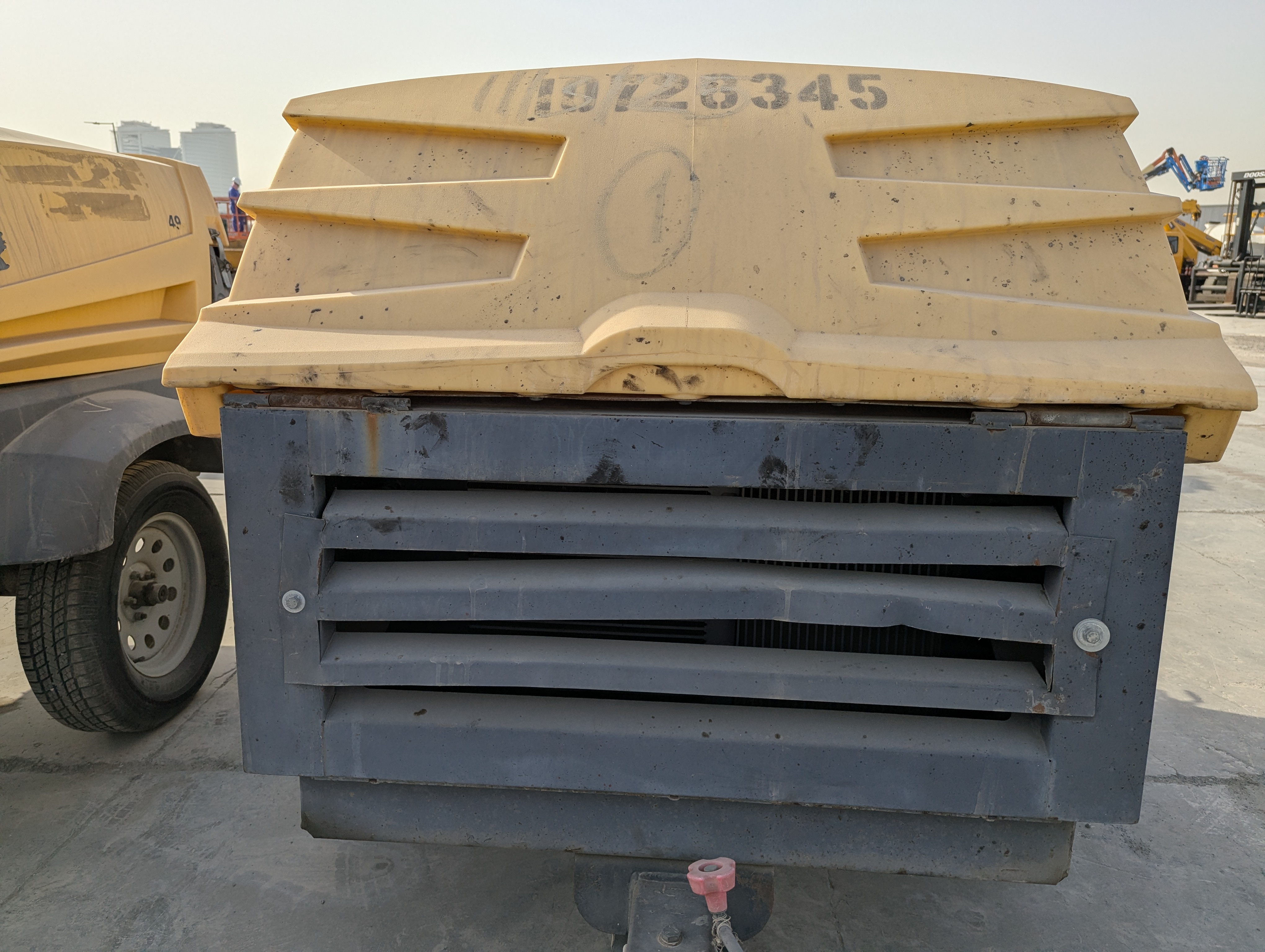 ACA-010-أطلس-كوبكو-XAS-185-T4F-كومبريسرات-هواء-فحص-الهيكل-الصفائح-المعدنية-(الفيبرجلاس)-1