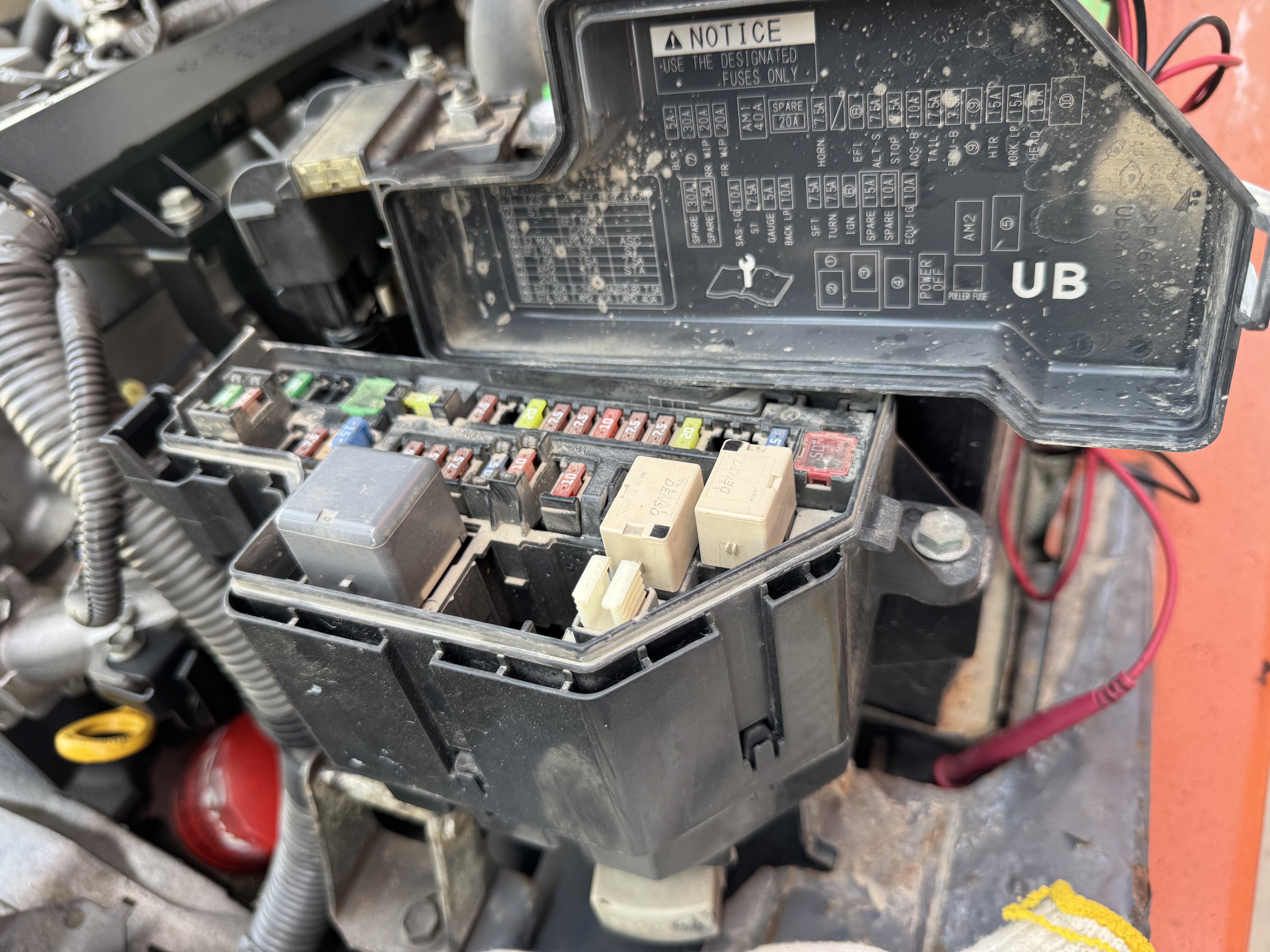 FLM-011-Toyota-8FDU30-Forklifts-inspection-Electronics-Fuse-box-1