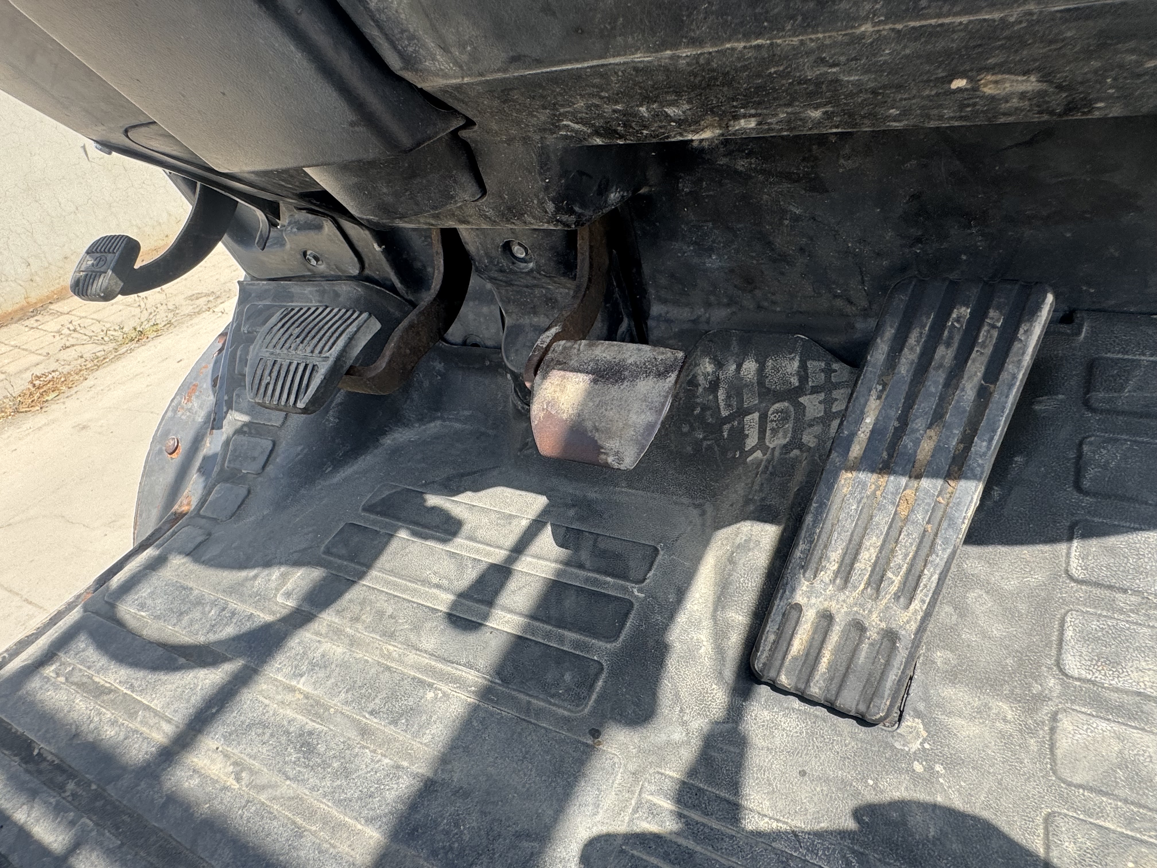 FLM-011-Toyota-8FDU30-Forklifts-inspection-Cabin-Pedals-1