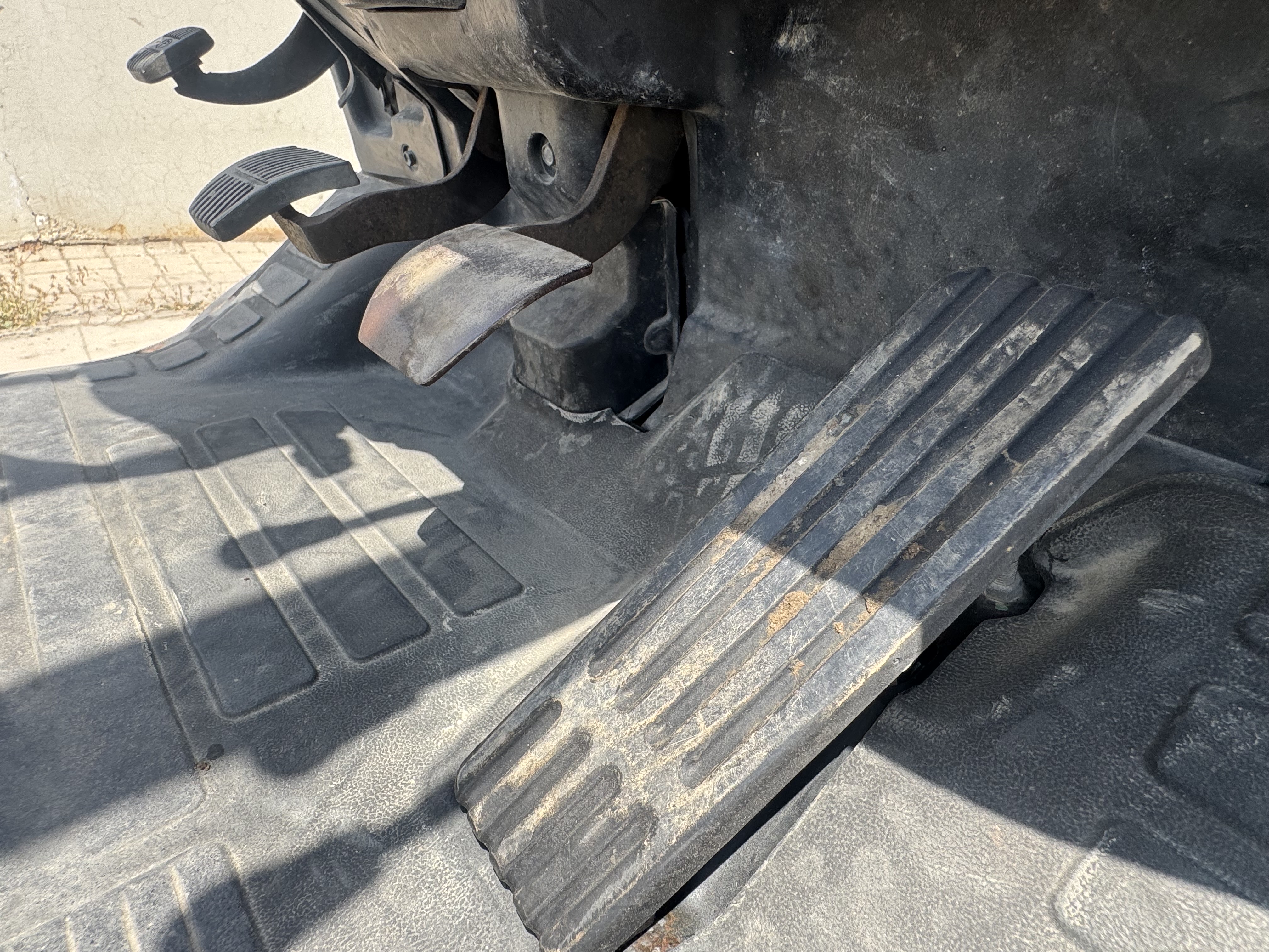FLM-011-Toyota-8FDU30-Forklifts-inspection-Cabin-Pedals-1