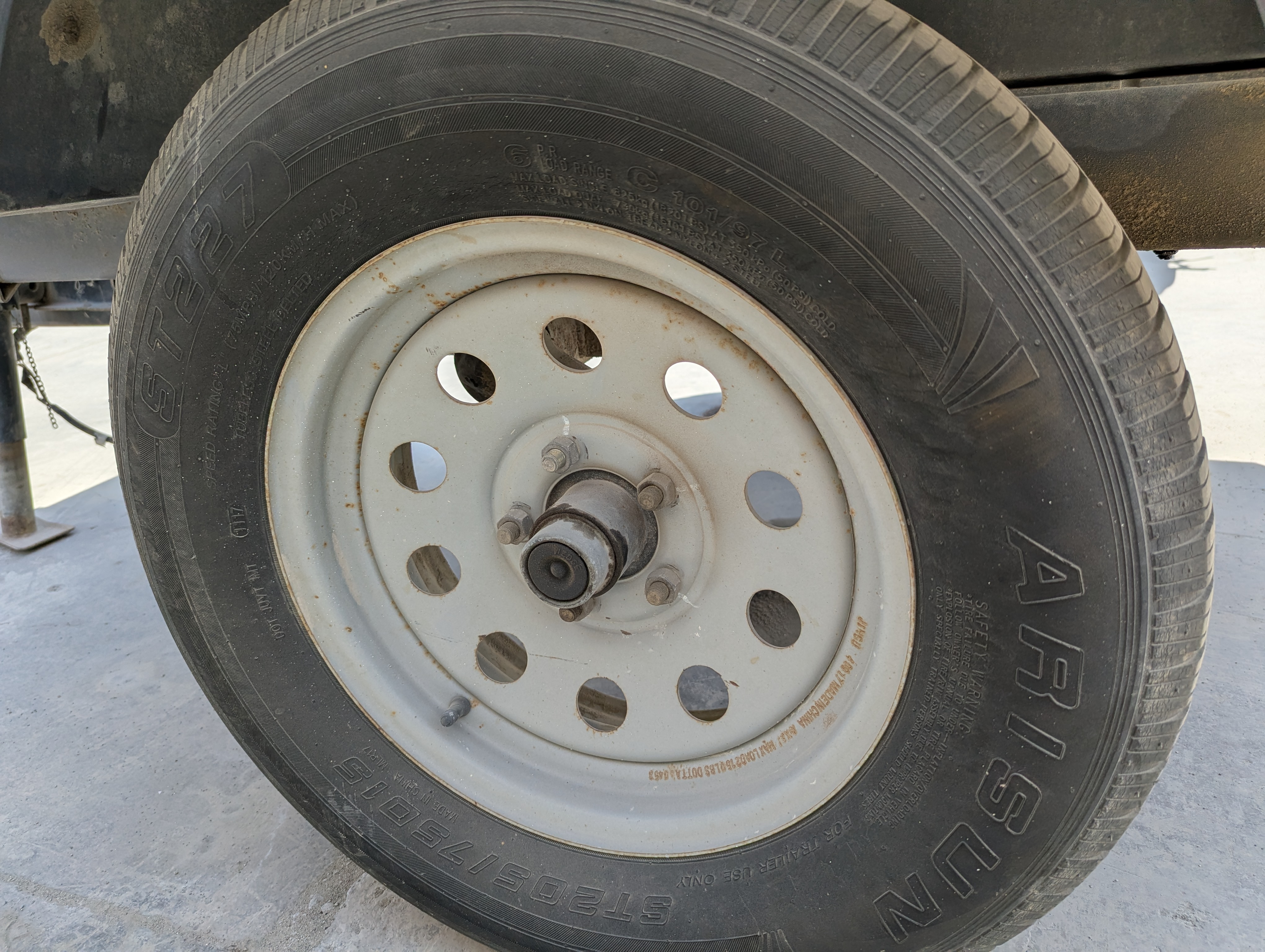 ACA-011-Atlas-Copco-XAS-185-T4F-Air-compressors-inspection-Structure-Left-tire-/-wheel-hub-condition-1