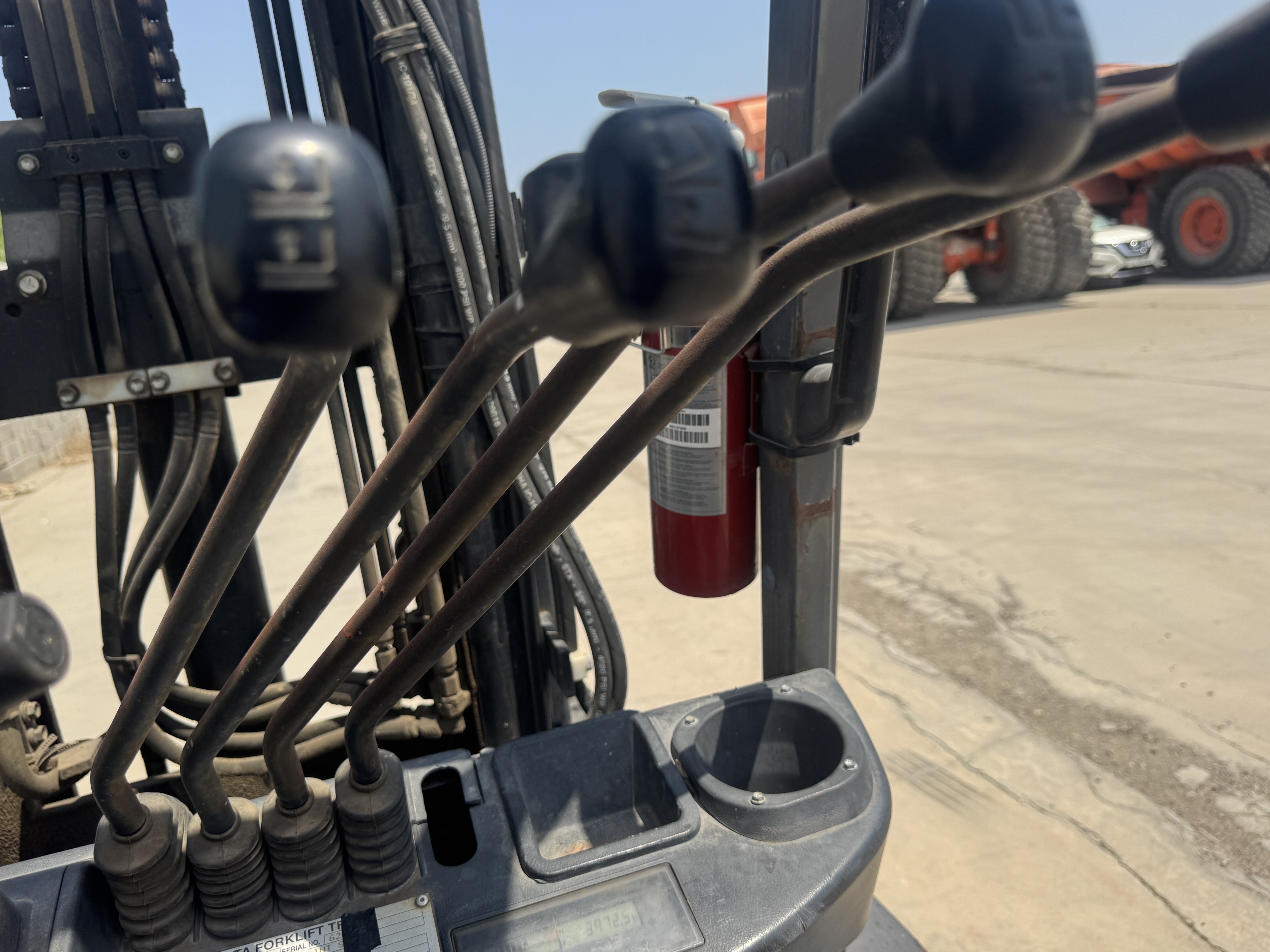 FLM-011-Toyota-8FDU30-Forklifts-inspection-Cabin-Control-levers-1