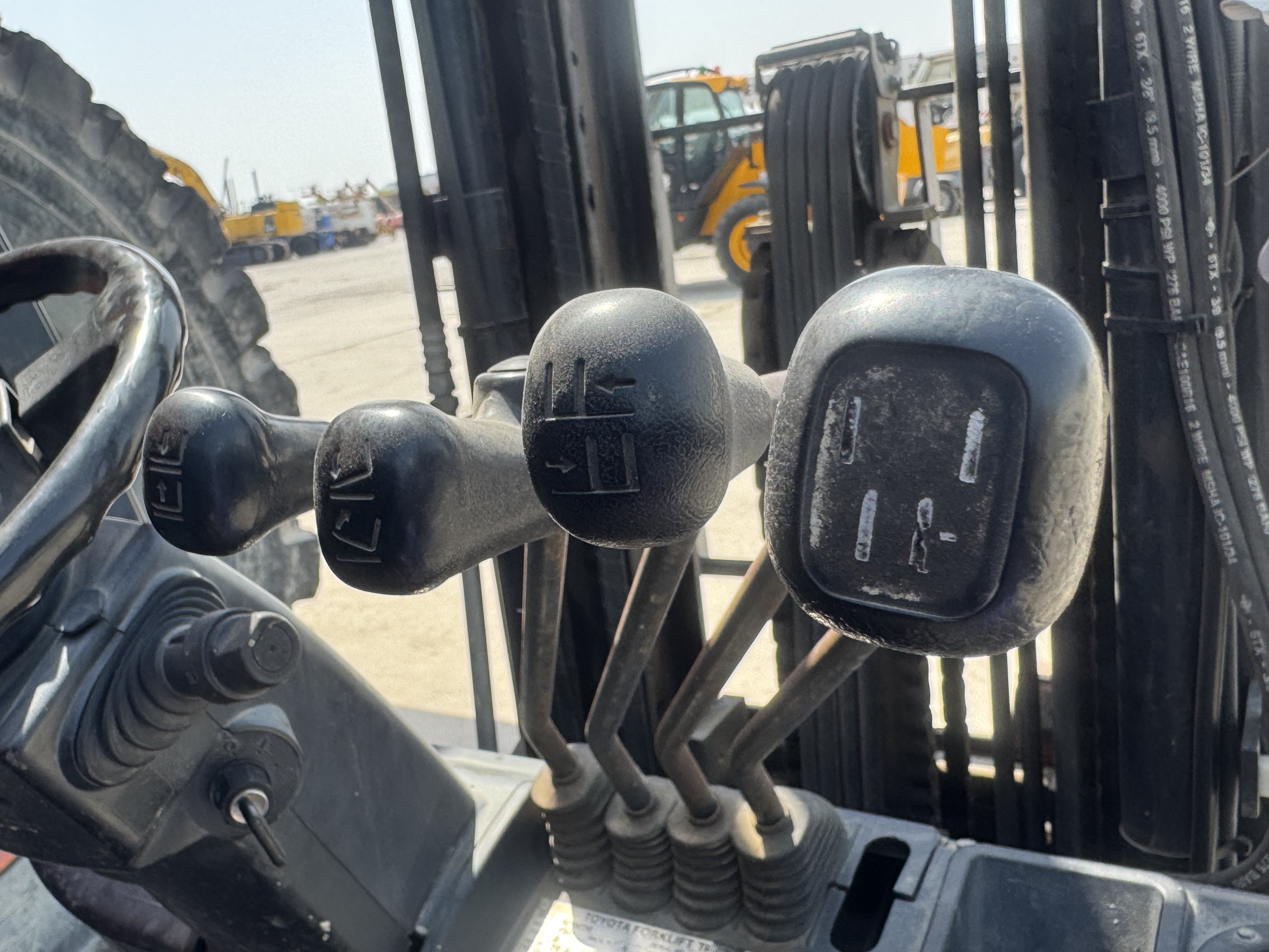 FLM-011-Toyota-8FDU30-Forklifts-inspection-Cabin-Control-levers-1