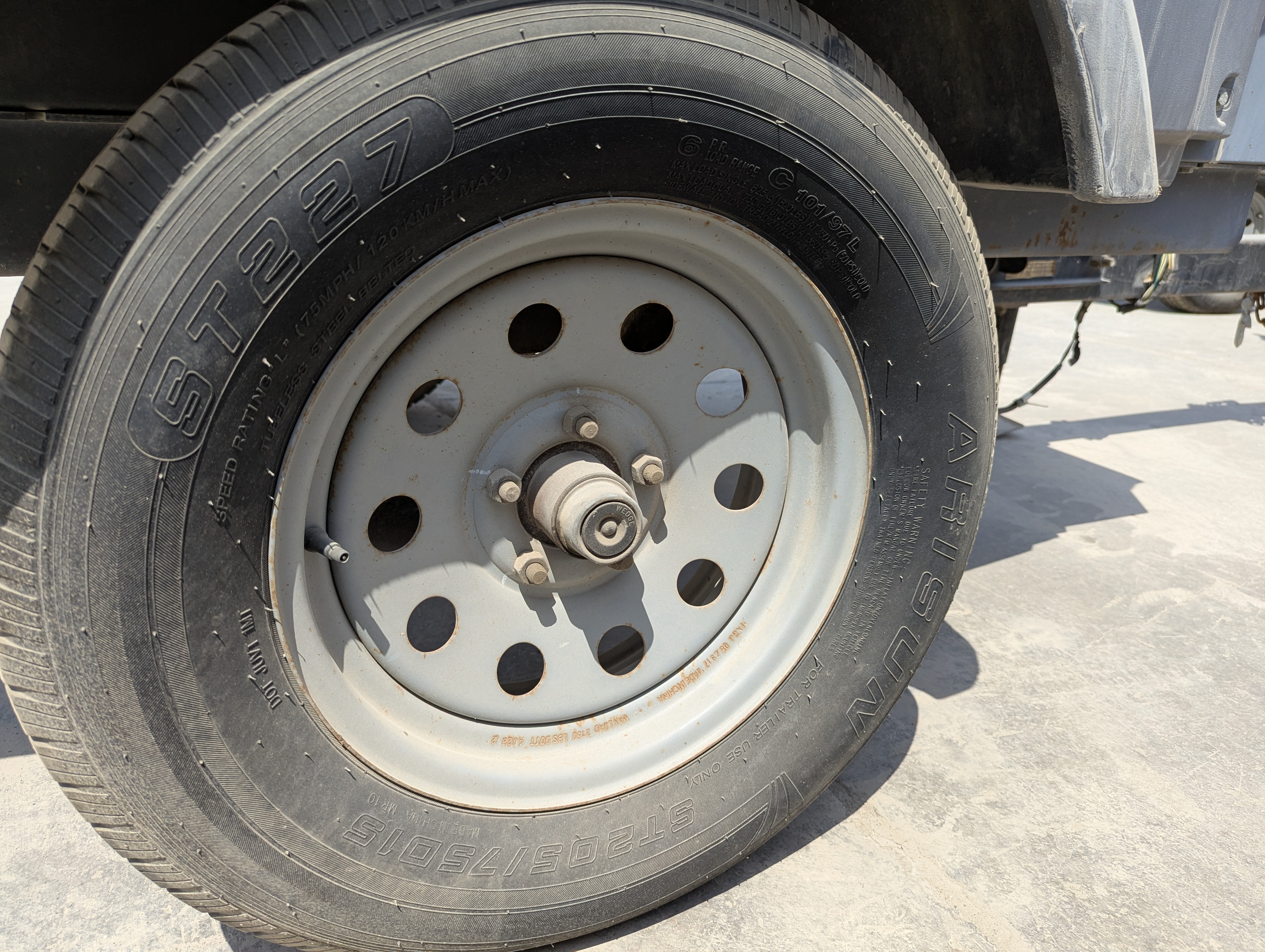 ACA-011-Atlas-Copco-XAS-185-T4F-Air-compressors-inspection-Structure-Right-tire-/-wheel-hub-condition-1