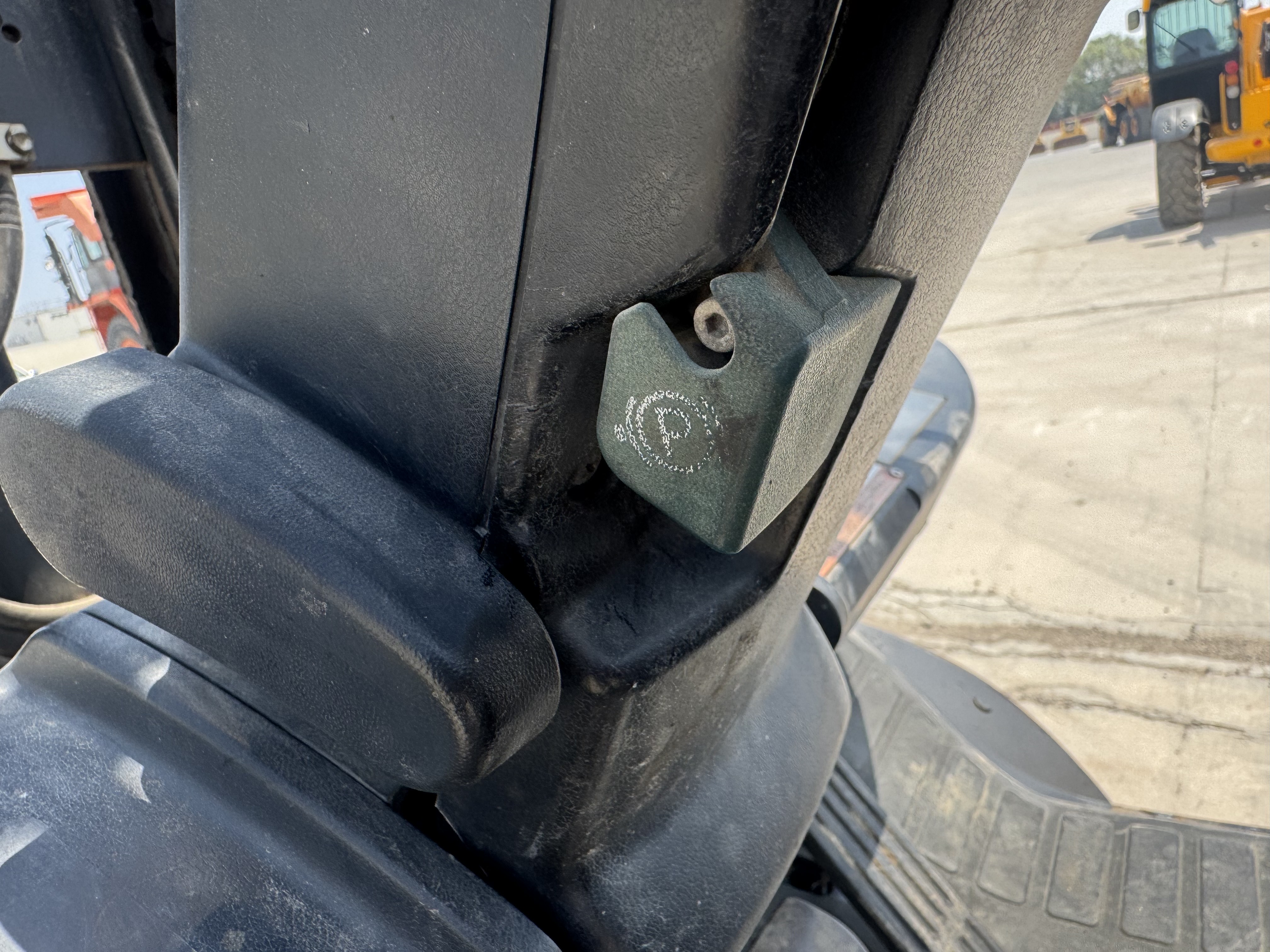 FLM-011-Toyota-8FDU30-Forklifts-inspection-Cabin-Electronic-instrument-board-2