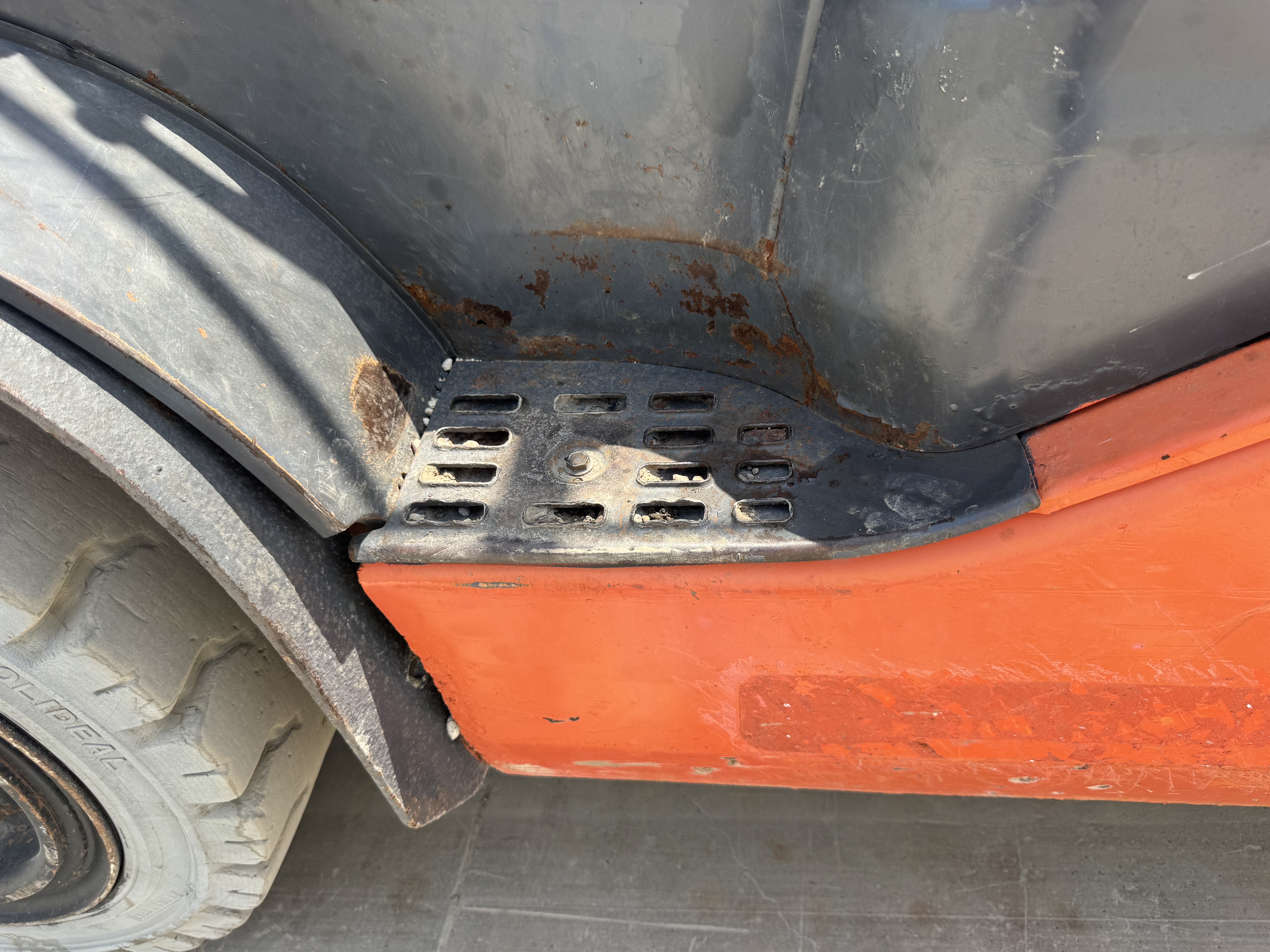 FLM-011-Toyota-8FDU30-Forklifts-inspection-Structure-Steps/ladders-1