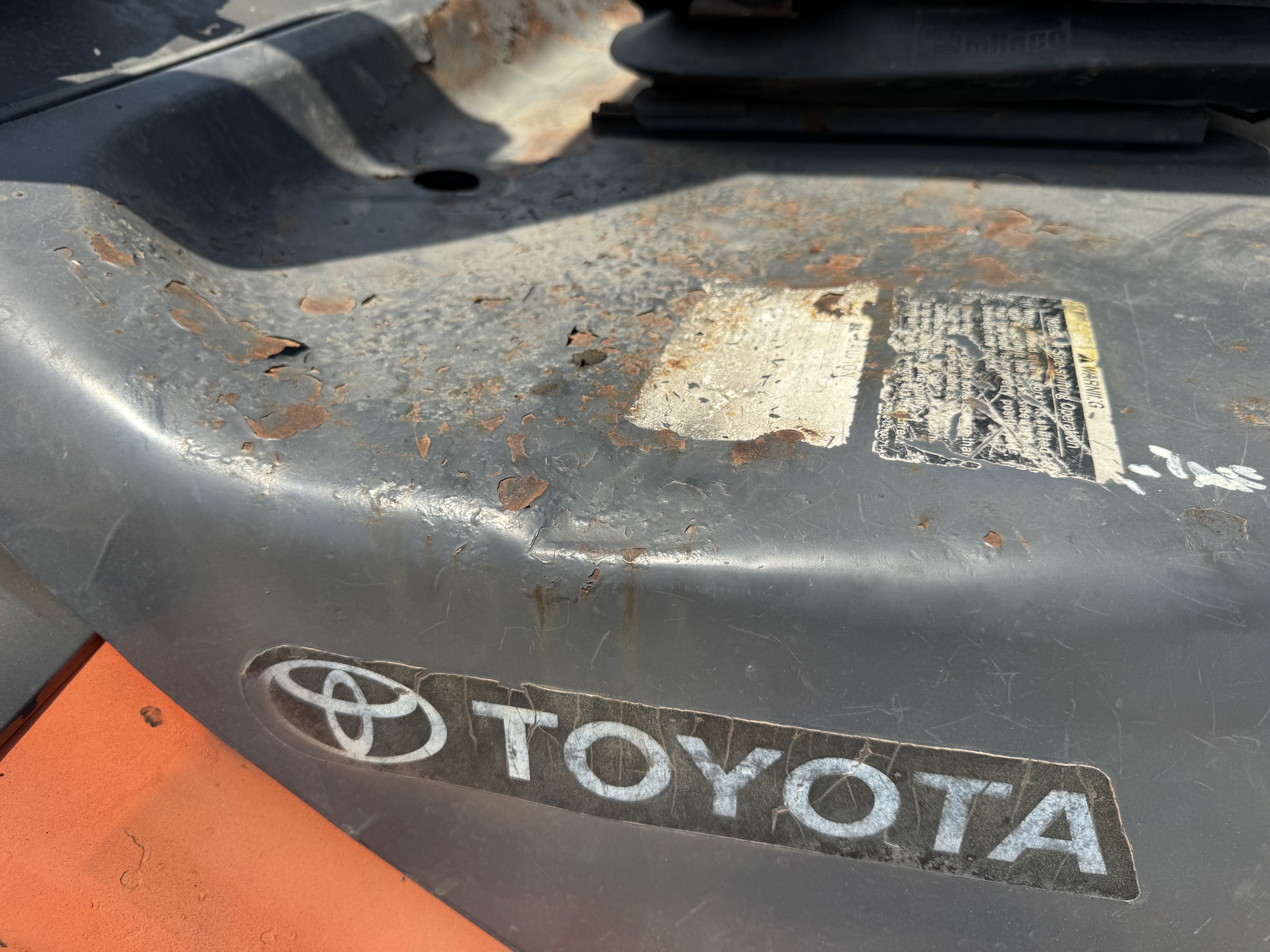 FLM-011-Toyota-8FDU30-Forklifts-inspection-Structure-Sheet-metal-(fiberglass)-1