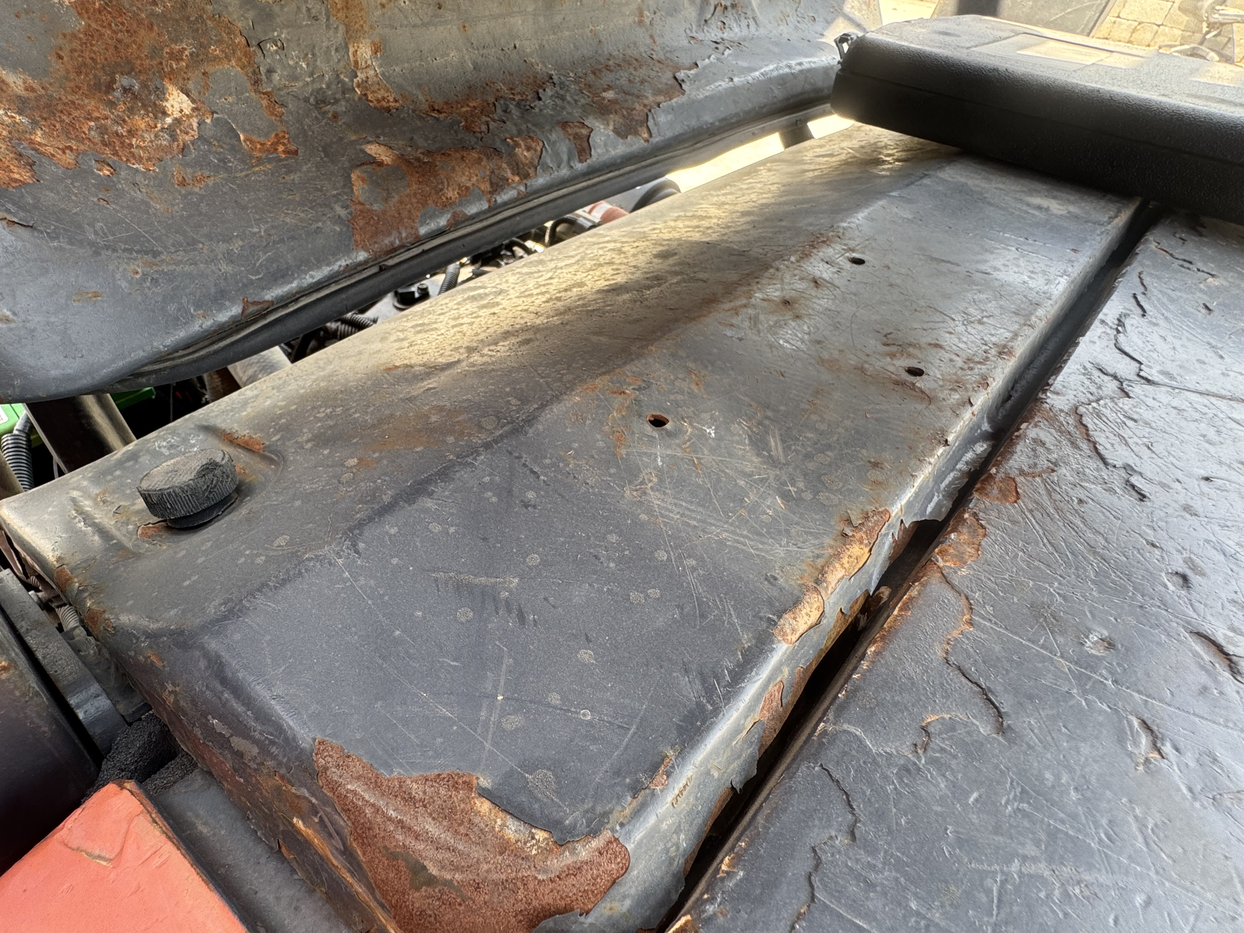 FLM-011-Toyota-8FDU30-Forklifts-inspection-Structure-Sheet-metal-(fiberglass)-1