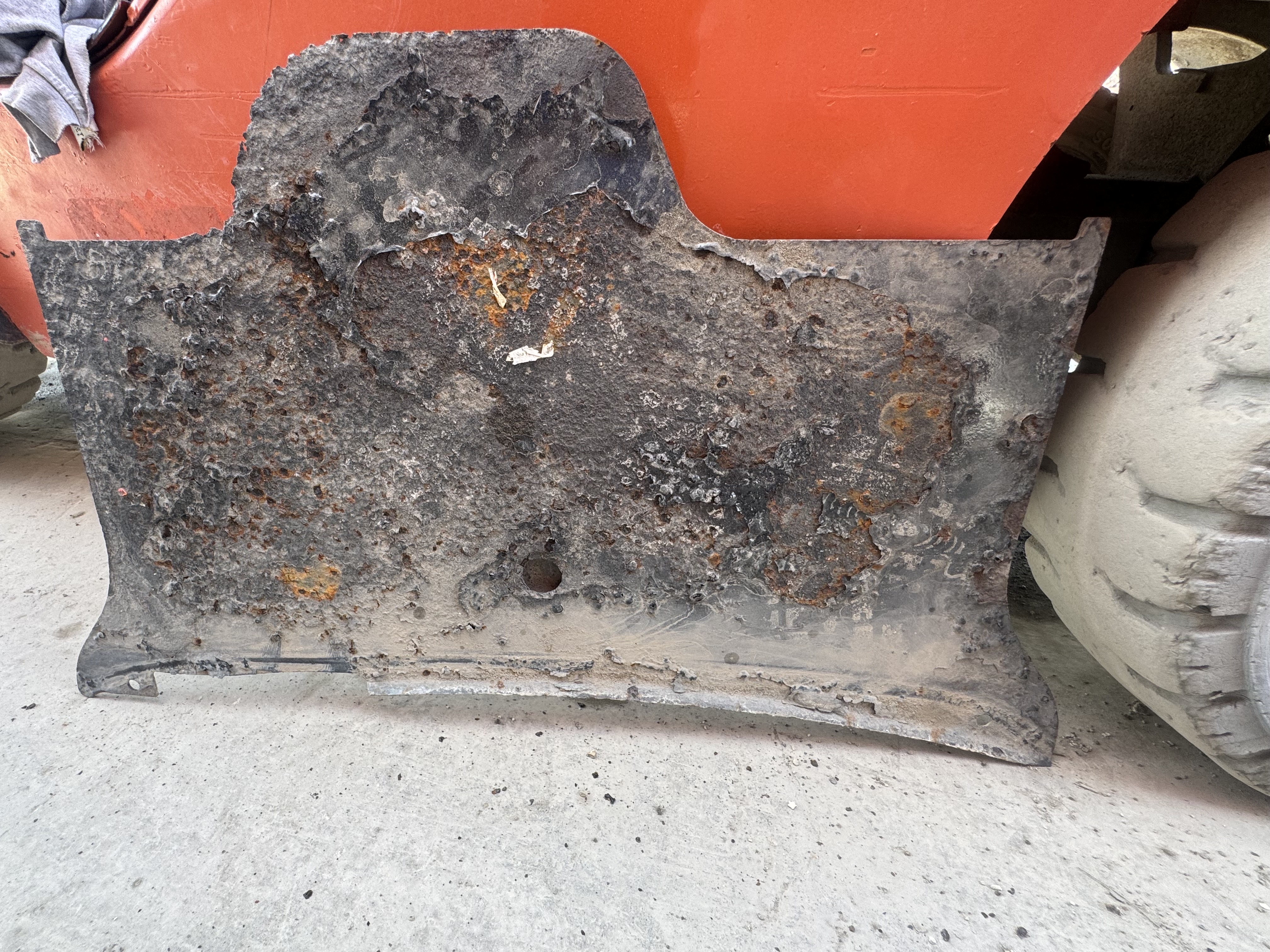 FLM-011-Toyota-8FDU30-Forklifts-inspection-Structure-Sheet-metal-(fiberglass)-1
