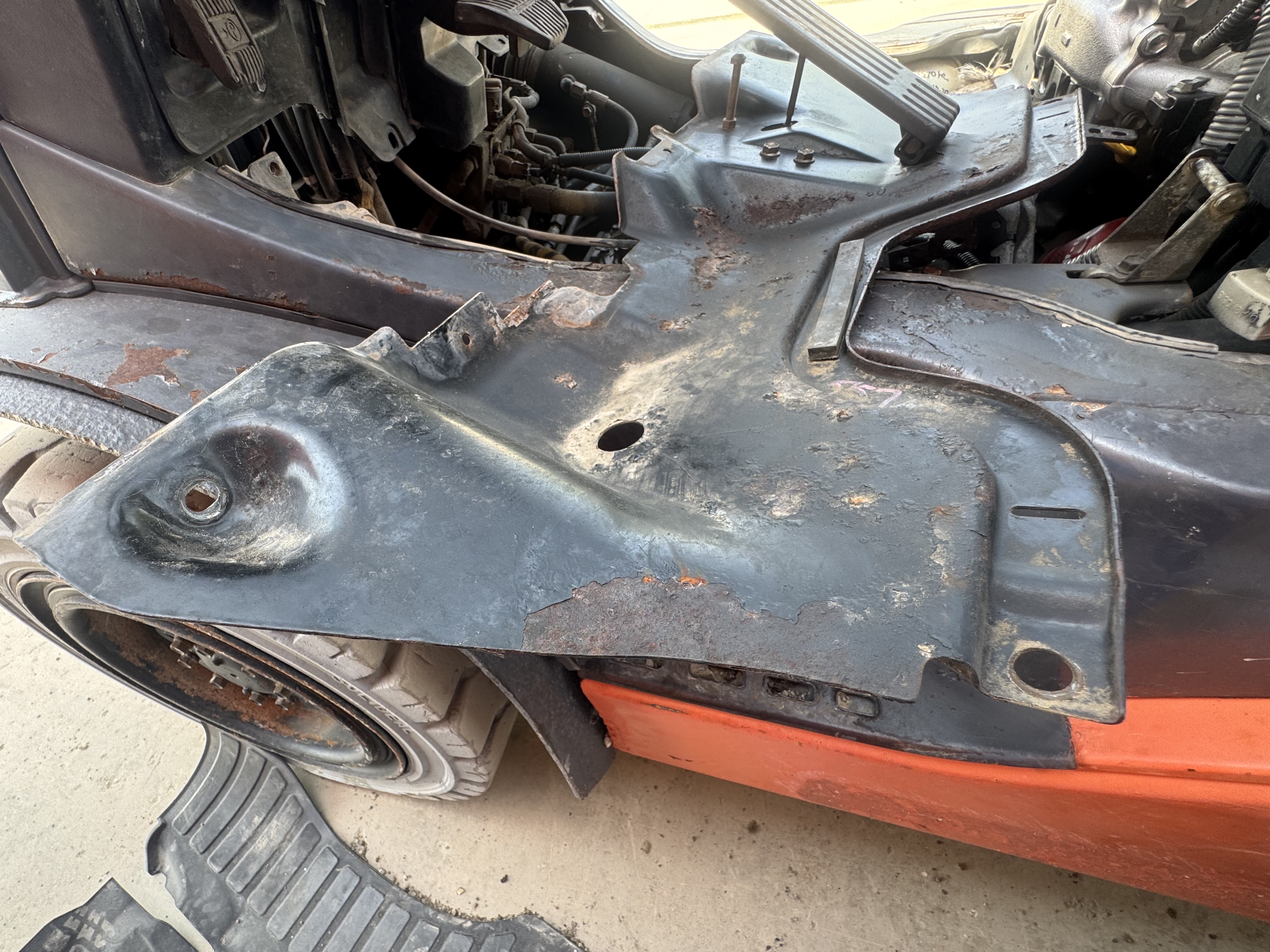 FLM-011-Toyota-8FDU30-Forklifts-inspection-Structure-Sheet-metal-(fiberglass)-1