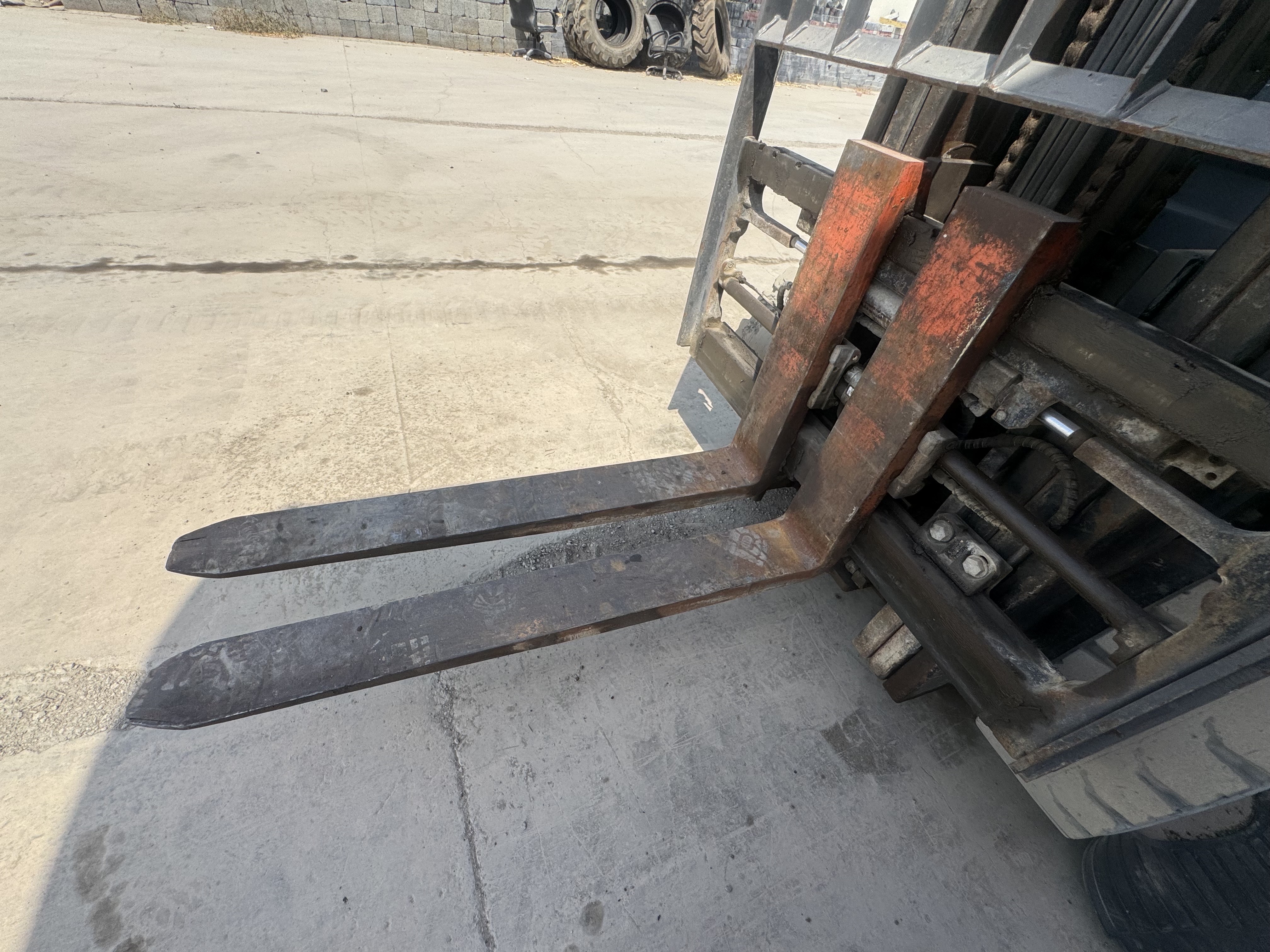FLM-011-Toyota-8FDU30-Forklifts-inspection-Chassis-Forks-1