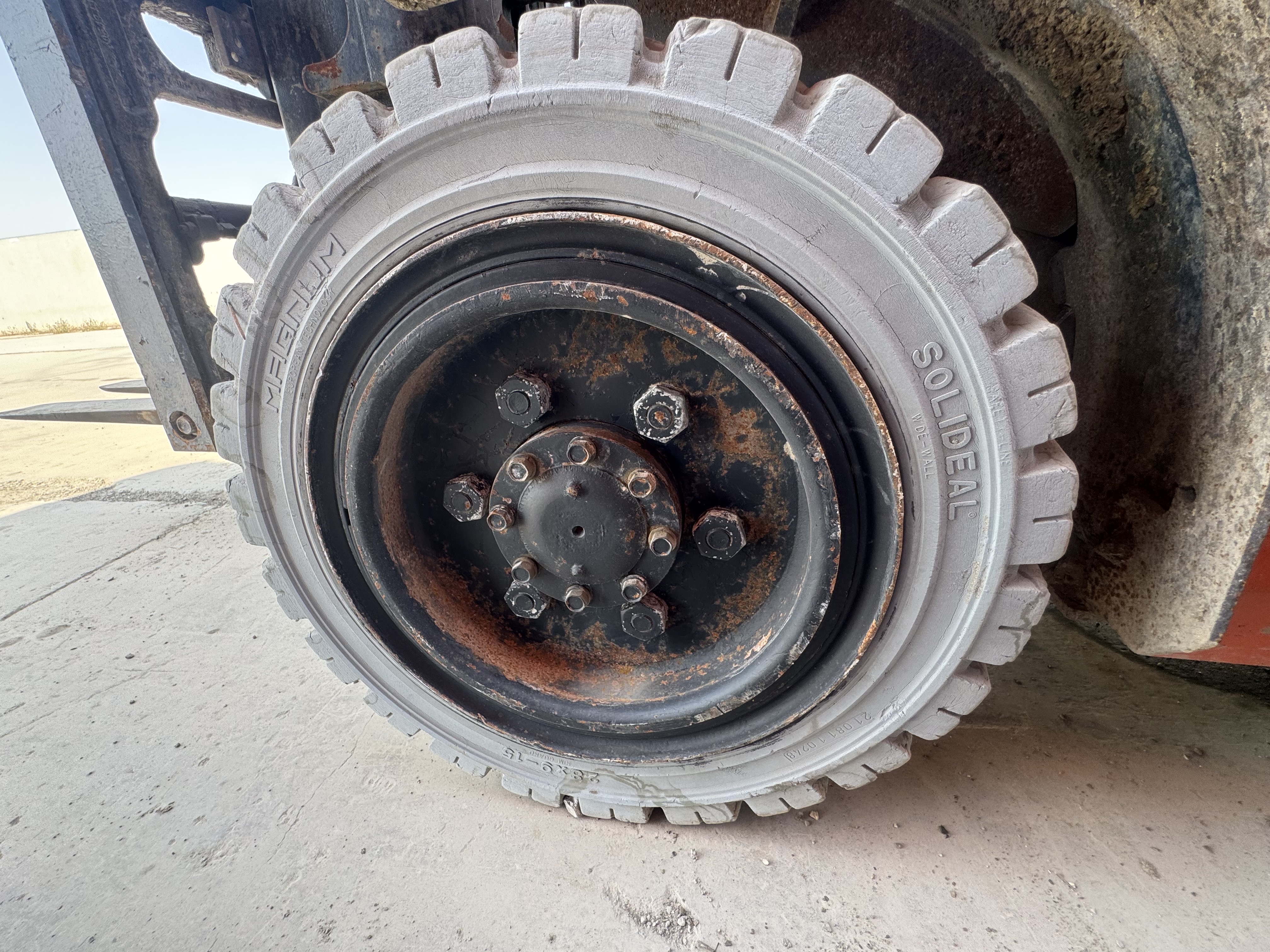 FLM-011-Toyota-8FDU30-Forklifts-inspection-Chassis-Left-front-tire-/-wheel-hub---condition-1