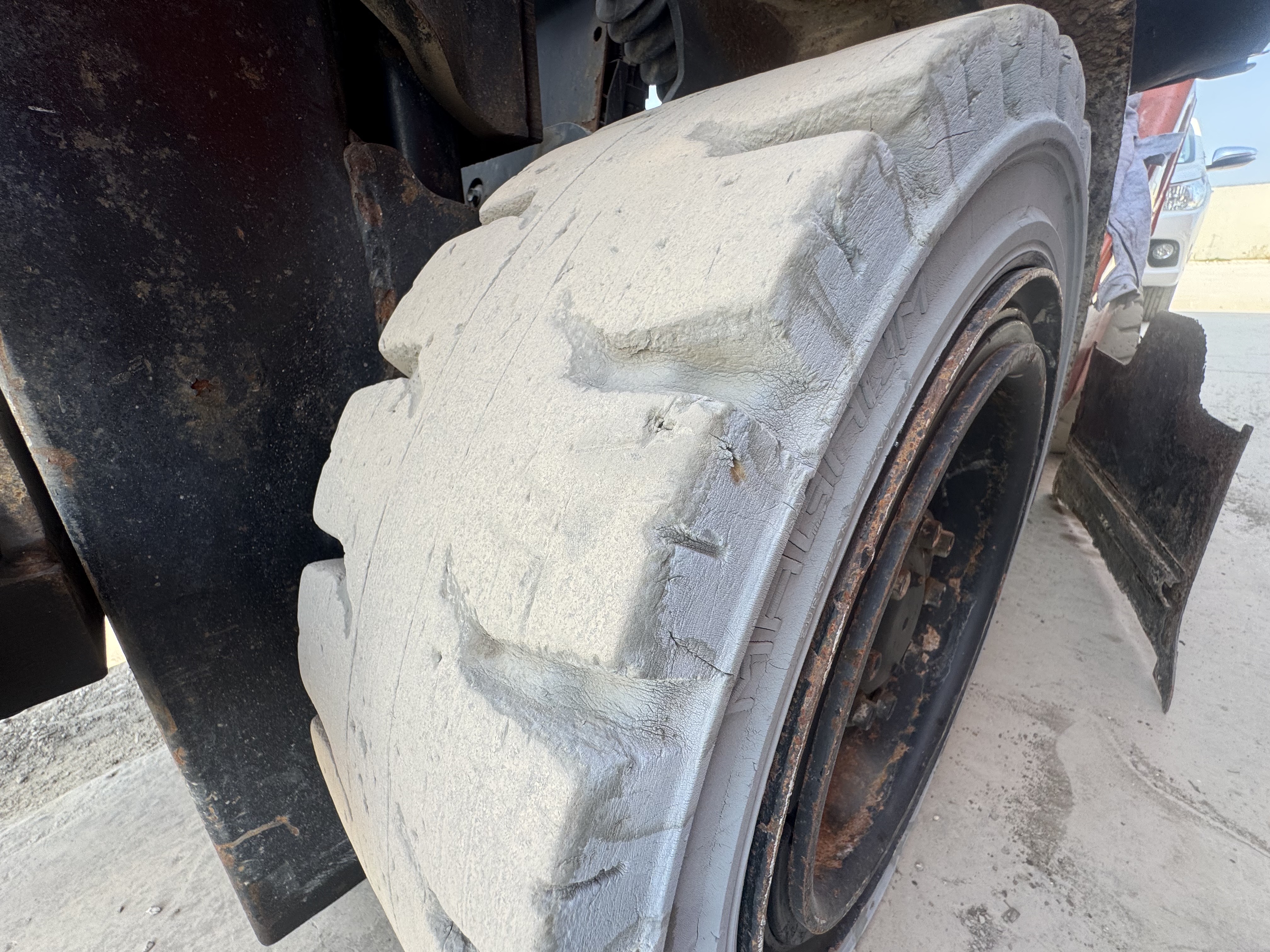 FLM-011-Toyota-8FDU30-Forklifts-inspection-Chassis-Left-front-tire-/-wheel-hub---condition-1