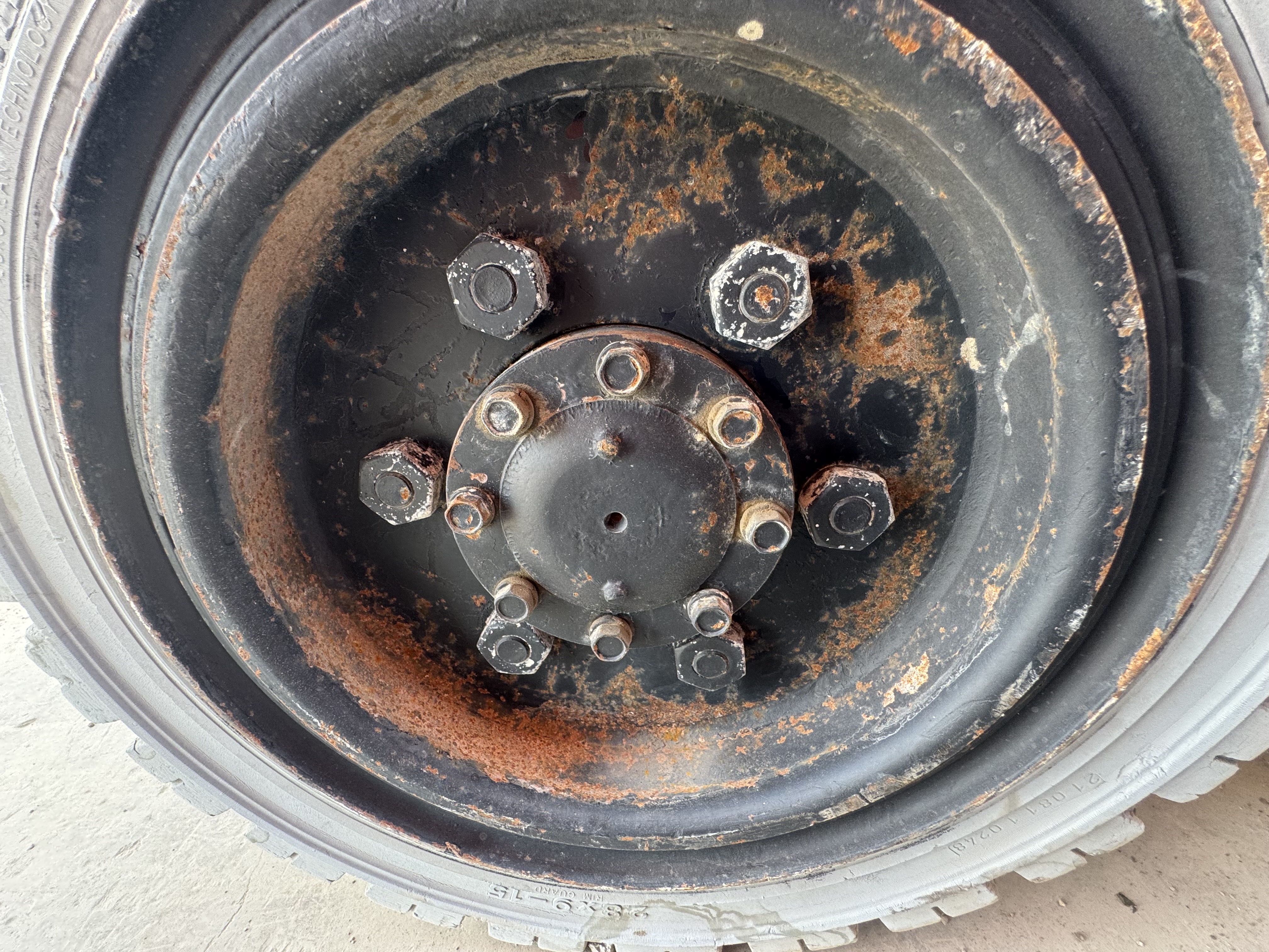 FLM-011-Toyota-8FDU30-Forklifts-inspection-Chassis-Left-front-tire-/-wheel-hub---condition-1