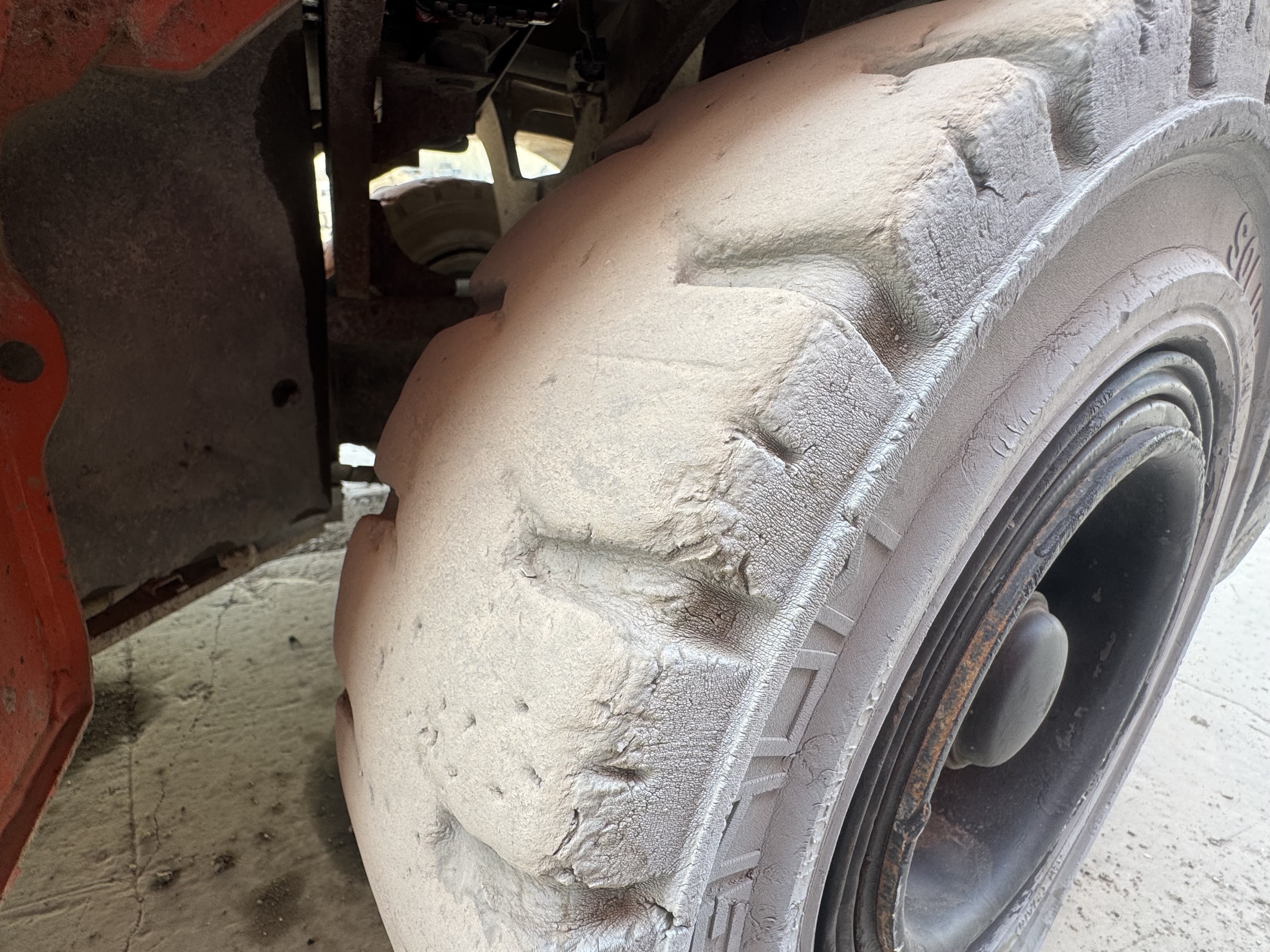 FLM-011-Toyota-8FDU30-Forklifts-inspection-Chassis-Left-rear-tire-/-wheel-hub---condition-1