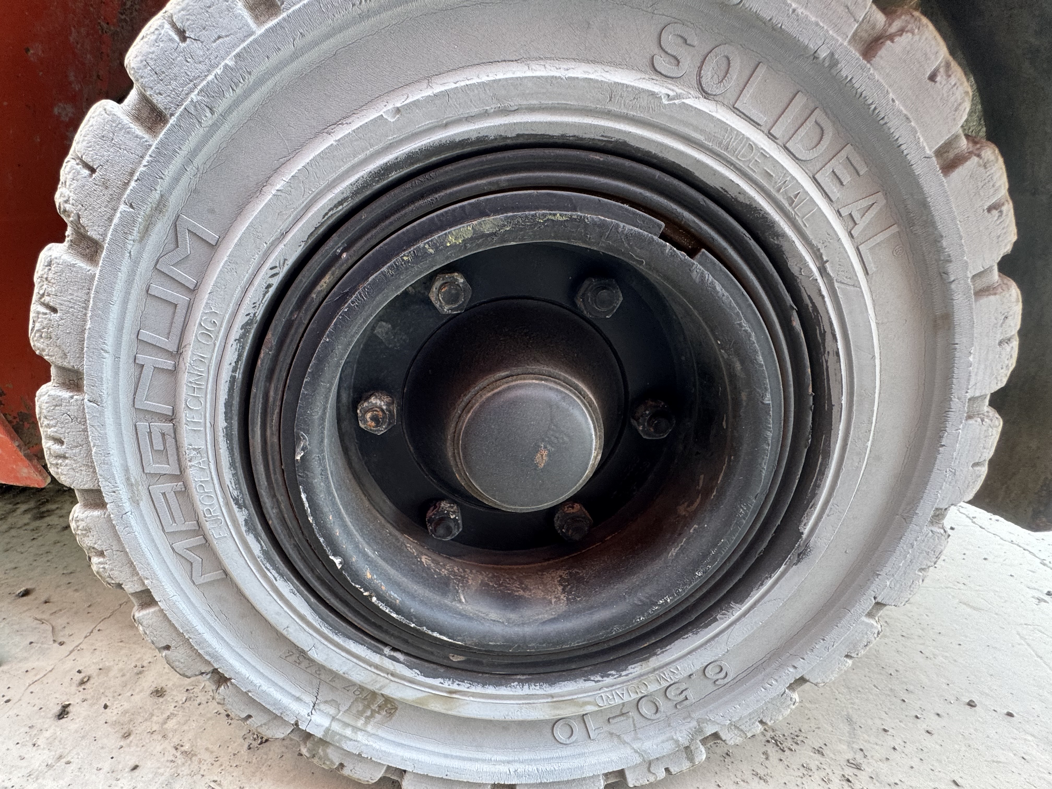 FLM-011-Toyota-8FDU30-Forklifts-inspection-Chassis-Left-rear-tire-/-wheel-hub---condition-1