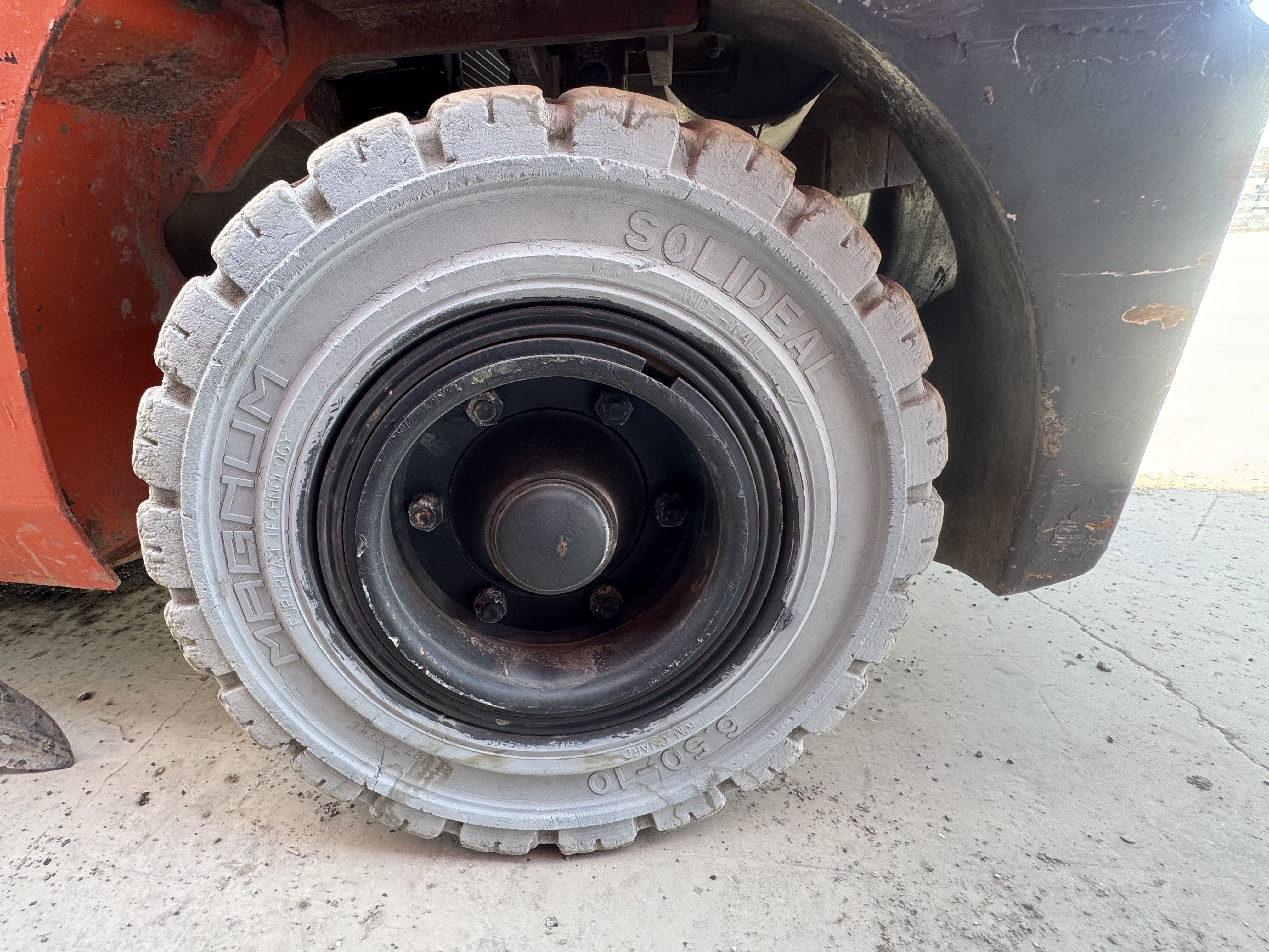 FLM-011-Toyota-8FDU30-Forklifts-inspection-Chassis-Left-rear-tire-/-wheel-hub---condition-1