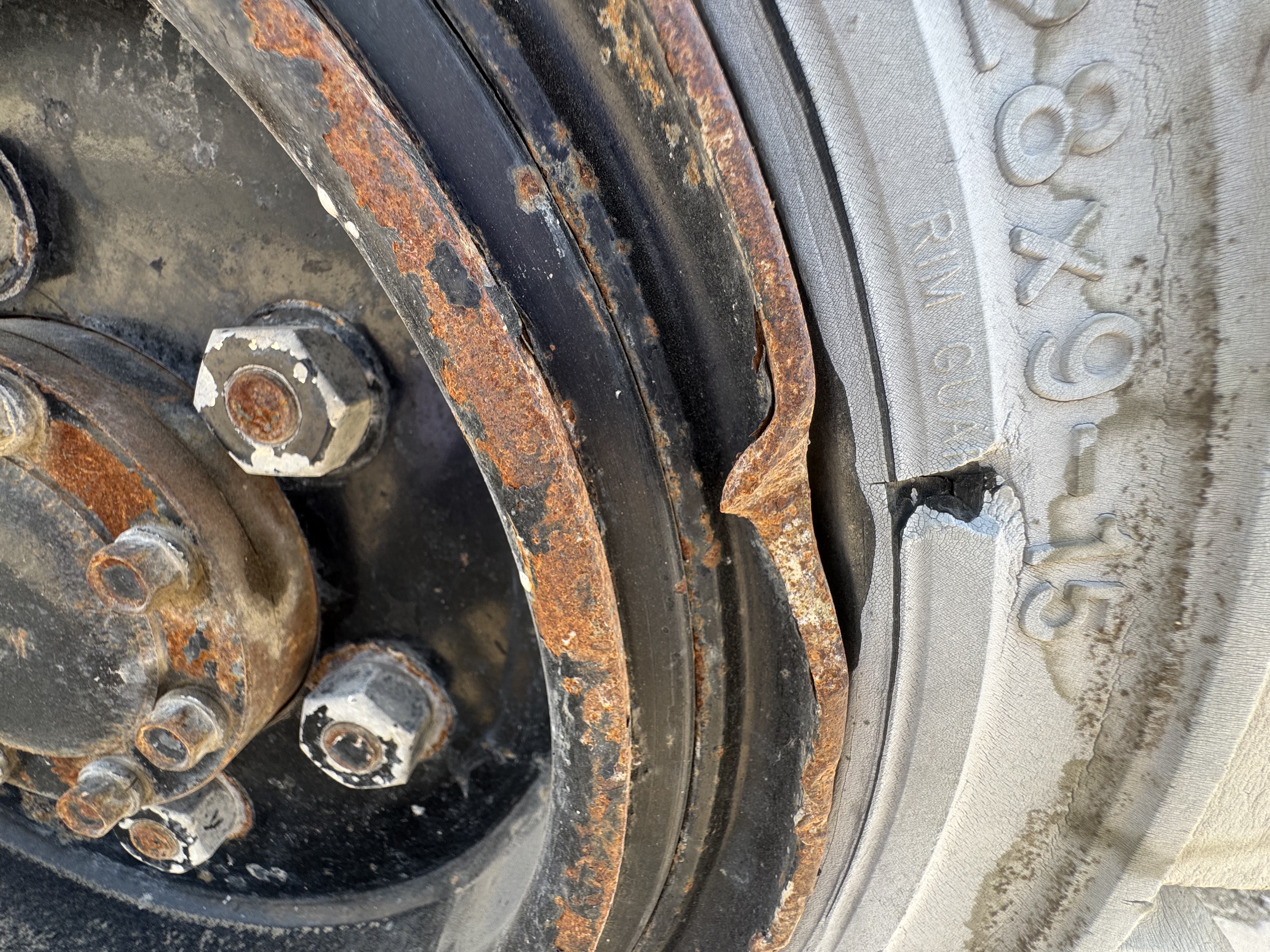 FLM-011-Toyota-8FDU30-Forklifts-inspection-Chassis-Right-front-tire-/-wheel-hub---condition-1